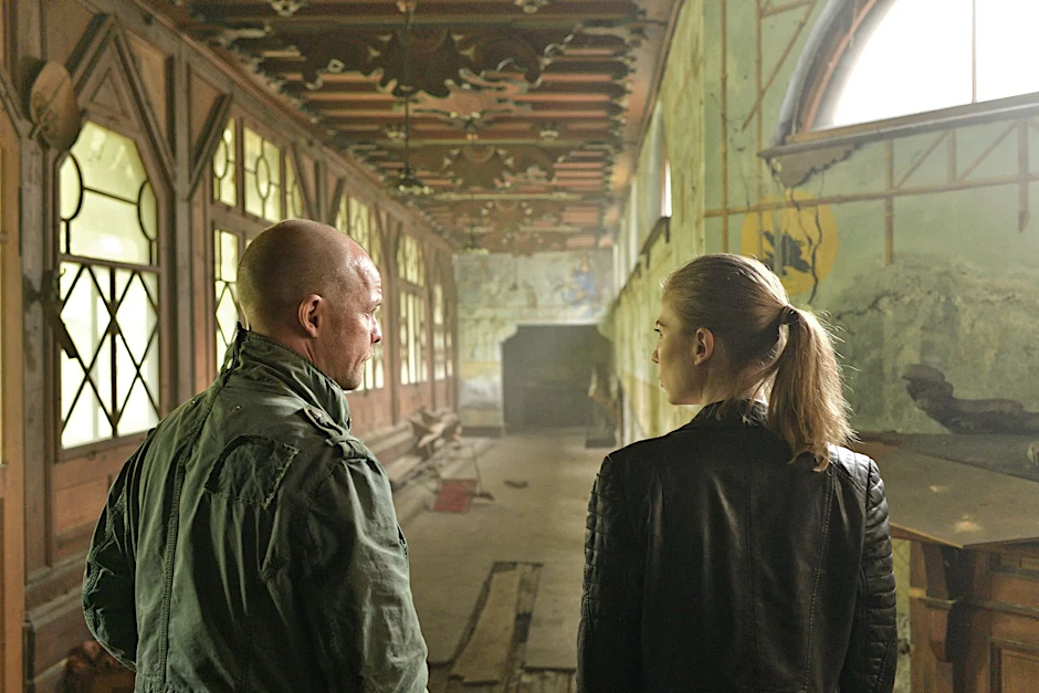 HANDOUT - Die Kommissare Hannah Zeiler (Nora Waldstätten) und Micha Oberländer (Matthias Koeberlin) auf Spurensuche in der alten Villa.  