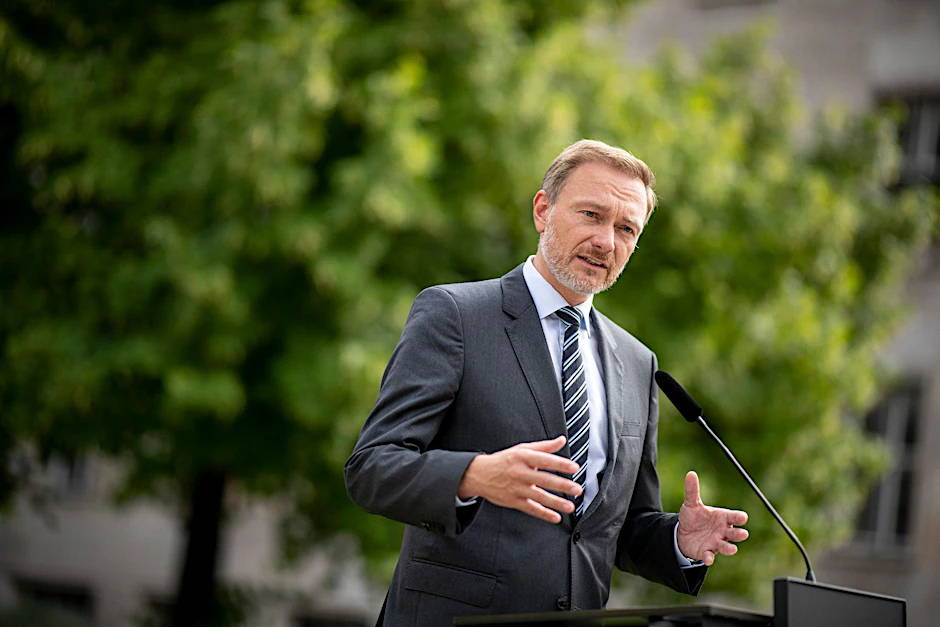 Christian Lindner gibt im Hof des Finanzministeriums ein Pressestatement ab.  