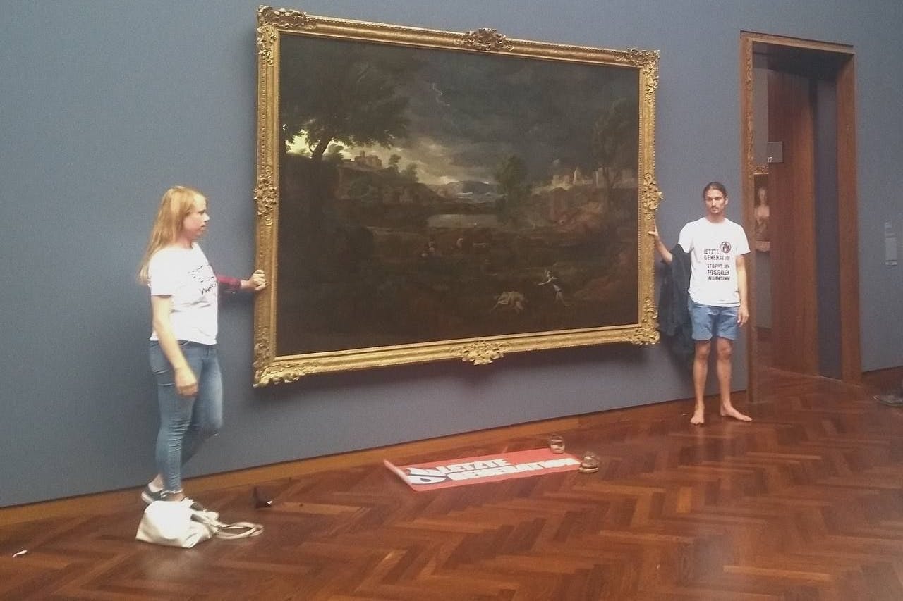 Zwei Aktivisten klebten sich an einem Gemälde im Städel in Frankfurt am Main fest.