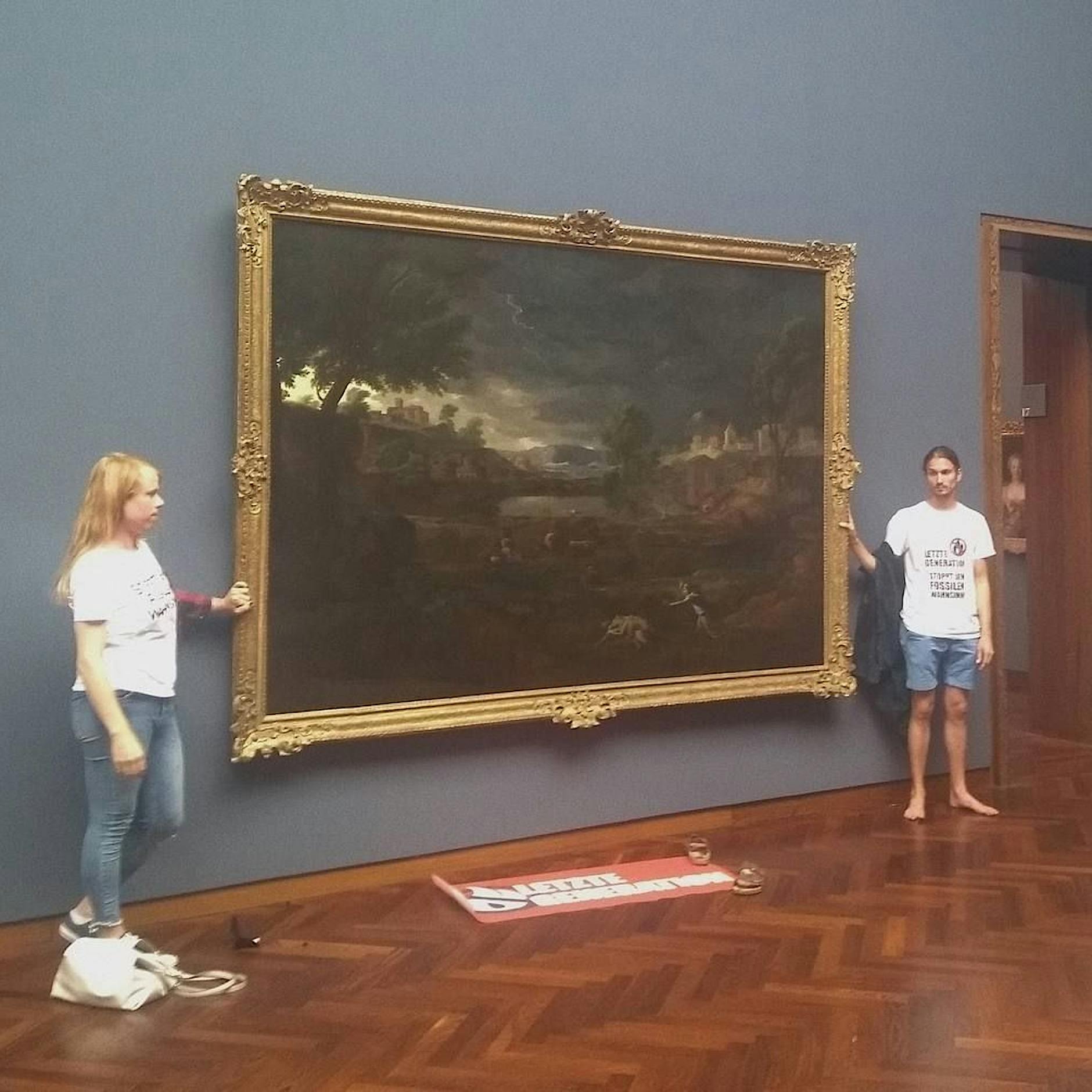 Frankfurt: Klima-Aktivisten kleben sich erneut an Gemälde fest