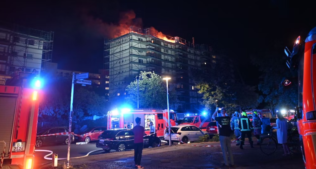 MIT VIDEO Brand auf Hausdach in Gesundbrunnen: Als die Feuerwehr löschen will, gibt es eine Explosion!