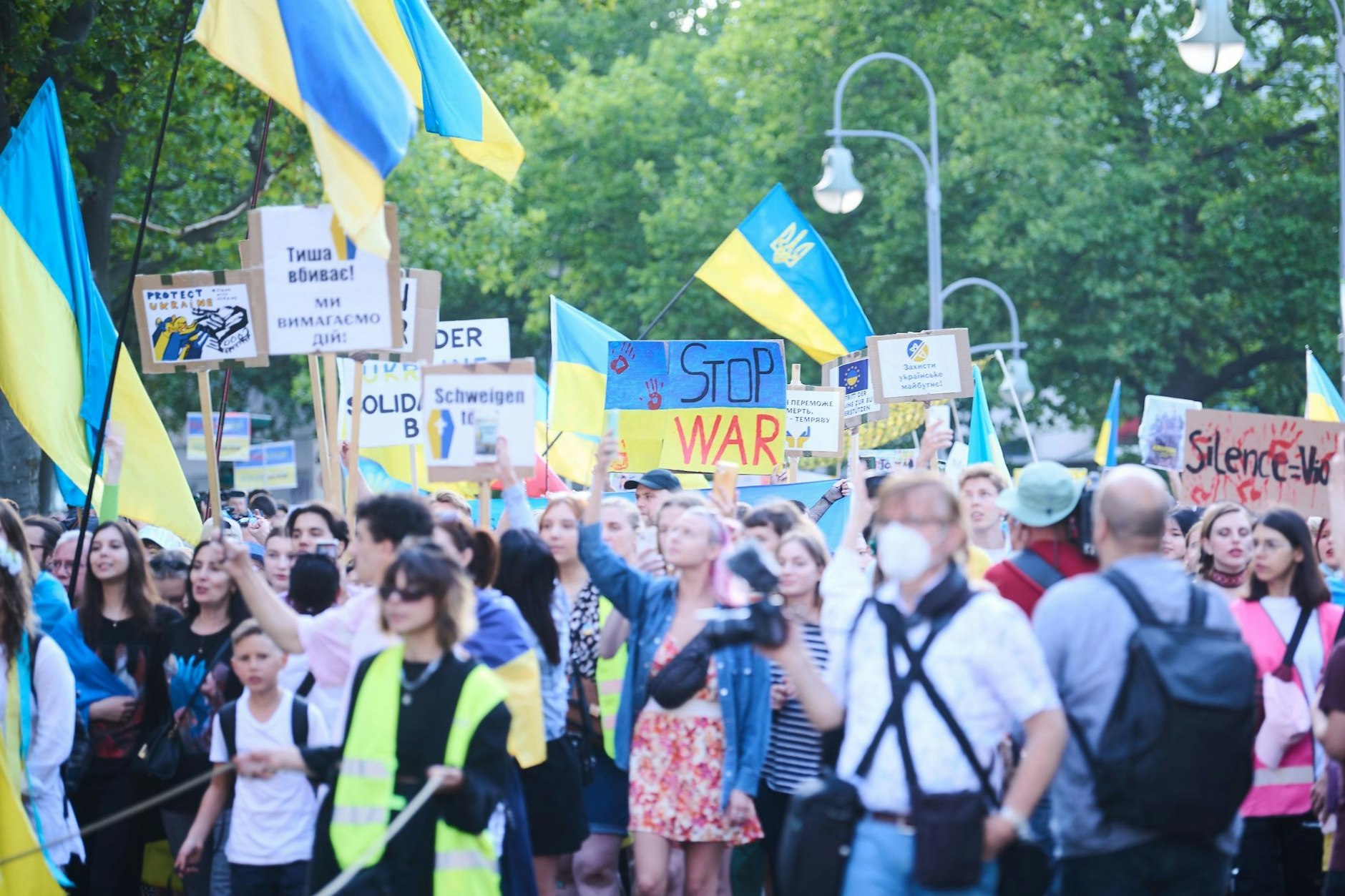 Demonstranten beim Protestmarsch zum Unabhängigkeitstag der Ukraine und gegen den Krieg in Berlin.  