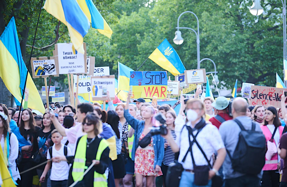Demonstranten beim Protestmarsch zum Unabhängigkeitstag der Ukraine und gegen den Krieg in Berlin.  