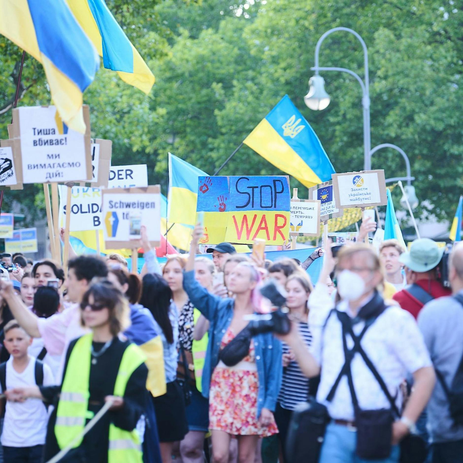 Gegen den Krieg in der Ukraine: Tausende demonstrieren in Berlin