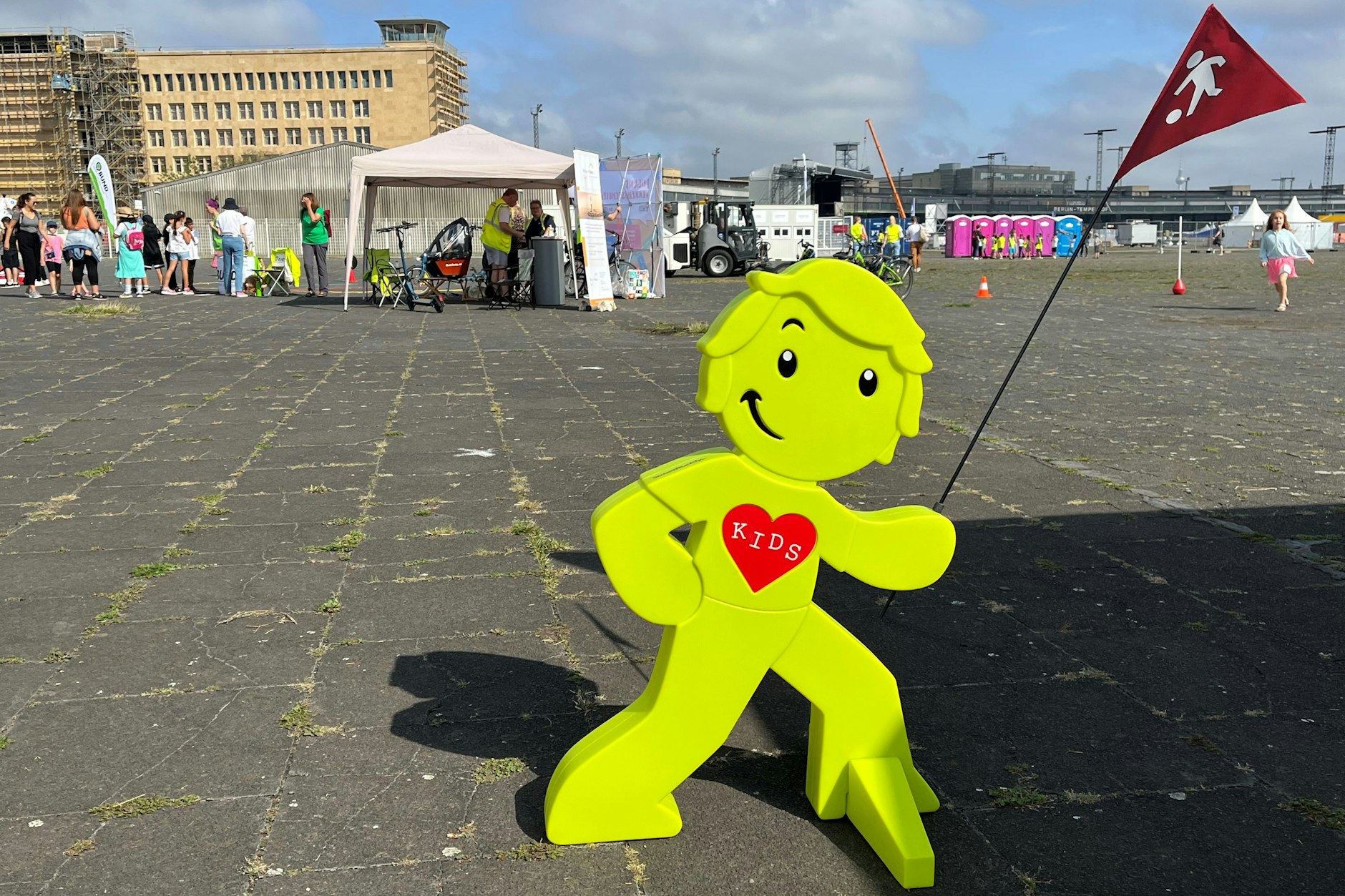 Bitte langsam fahren! Zum Verkehrssicherheitstag auf dem Tempelhofer Feld hat die Berliner Polizei eine Figur mitgebracht, die Kraftfahrer am Straßenrand zur Vorsicht mahnen soll.