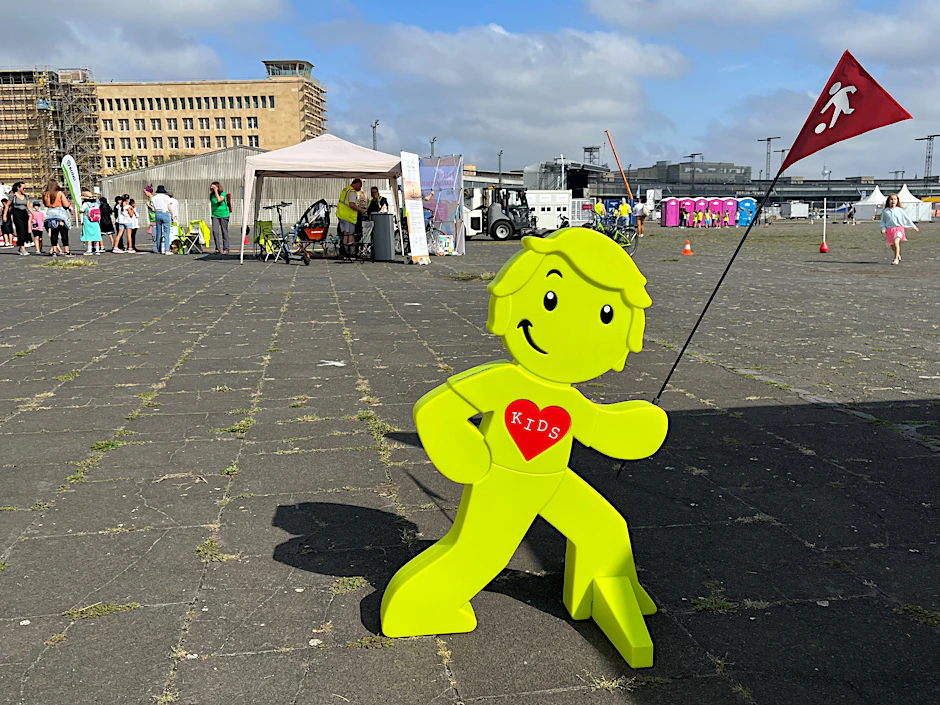 Bitte langsam fahren! Zum Verkehrssicherheitstag auf dem Tempelhofer Feld hat die Berliner Polizei eine Figur mitgebracht, die Kraftfahrer am Straßenrand zur Vorsicht mahnen soll.