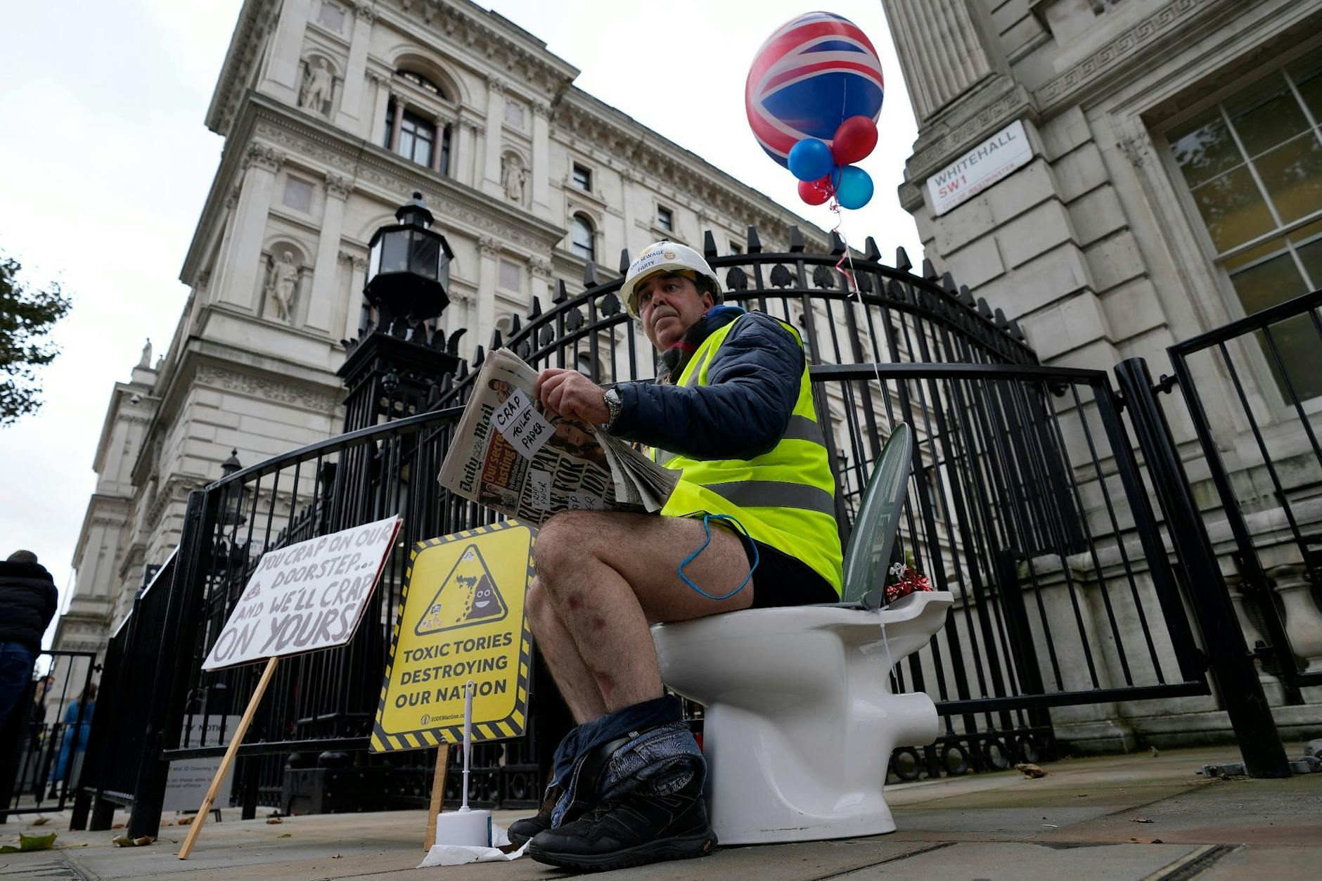 ARCHIV - Steve Bray, einer der bekanntesten Brexit-Gegner aus Großbritannien, sitzt auf einer Toilette, die vor dem Cabinets Office in London steht. Er protestiert gegen die Ableitung von nicht vollständig gereinigtem Wasser in Flüsse und ins Meer.