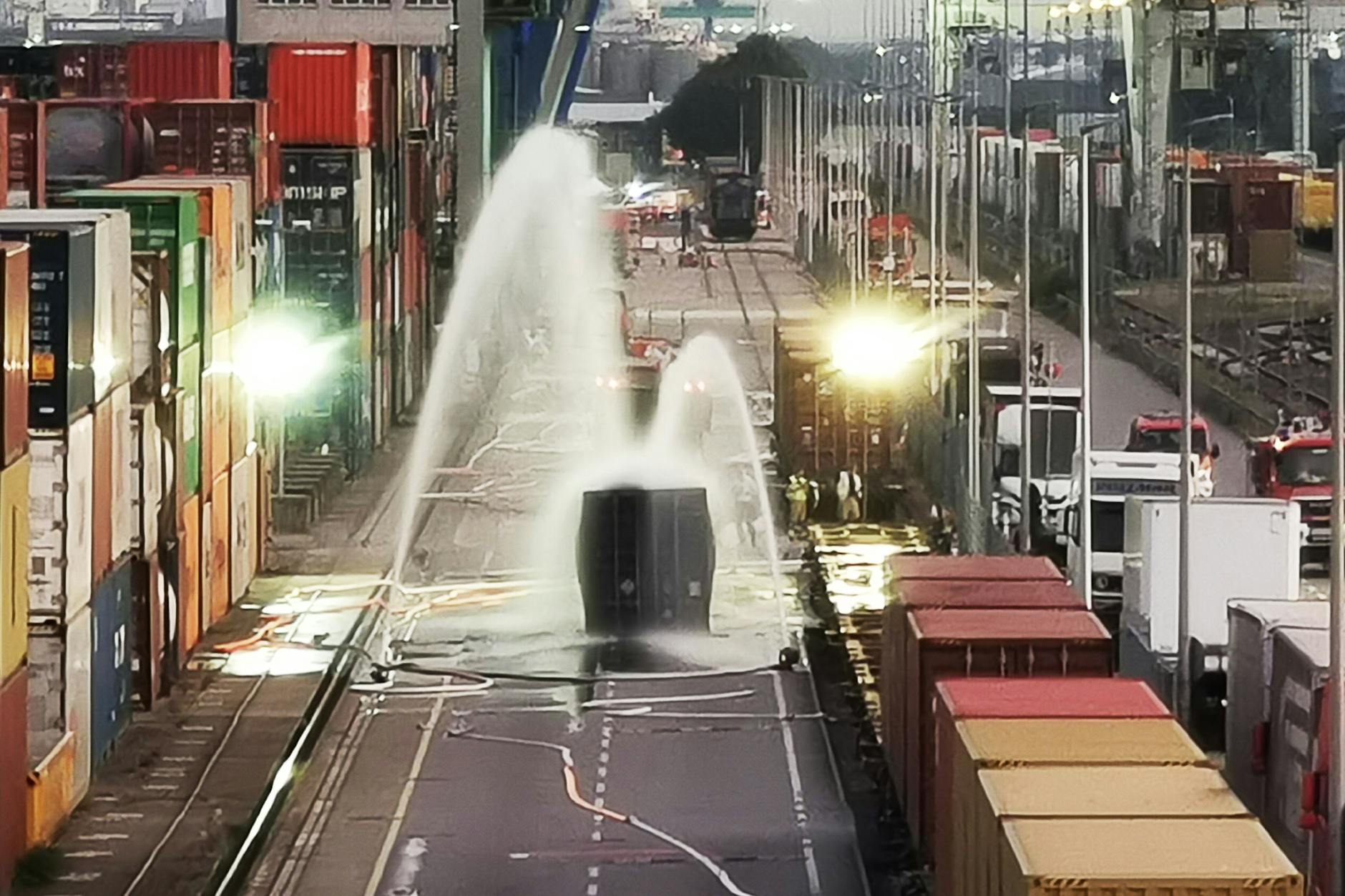 Mannheim: Die Feuerwehr kühlt eine Container, der mit 200 Fässern Hydrosulfit gefüllt ist, nach einem Chemieunfall. Auf dem Werksgelände ist am Dienstag Flüssiggas aus einem Seecontainer ausgetreten.
