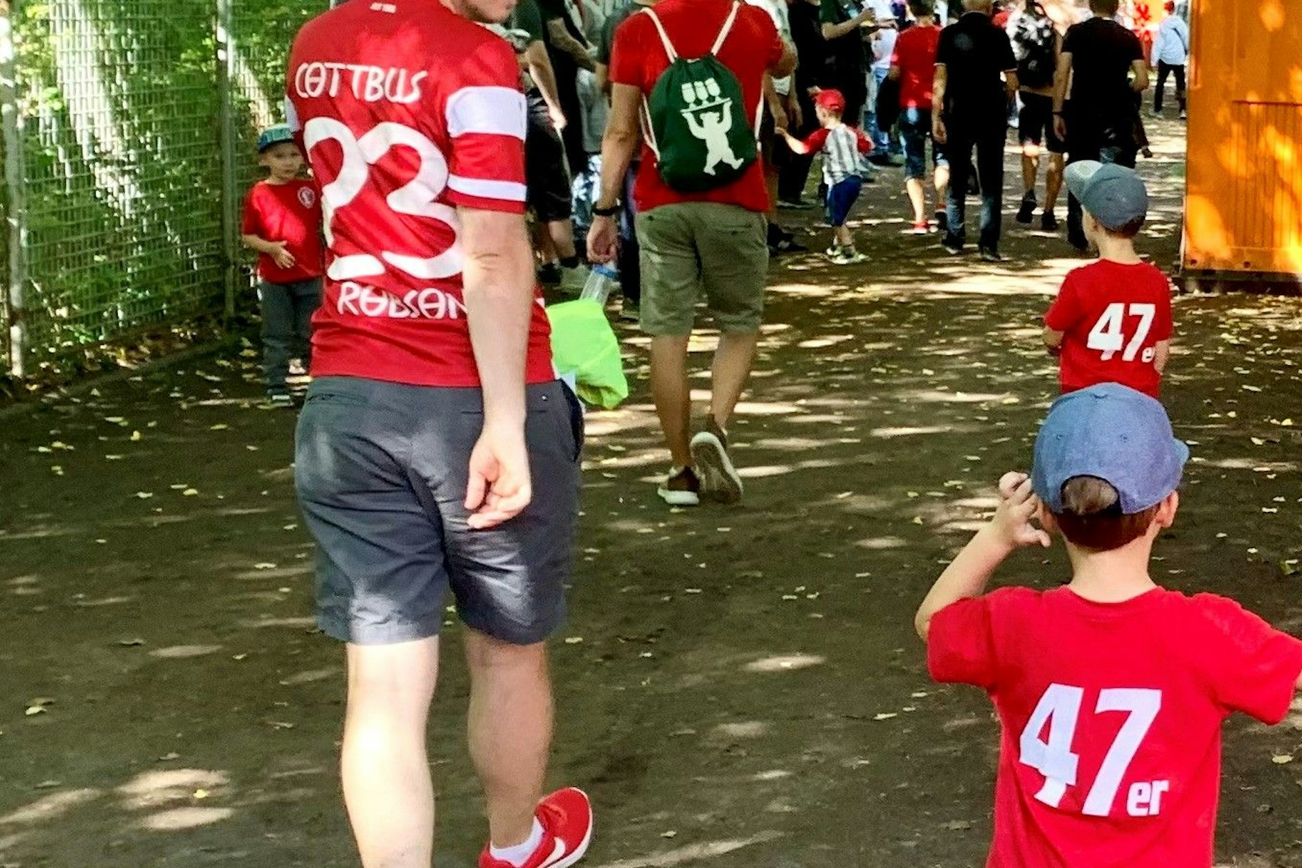 Einträchtig in Rot-Weiß: Links die Fans von Energie Cottbus und rechts die Lichtenberg-Fans mit dem 47er-Aufdruck.