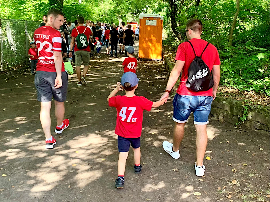 Einträchtig in Rot-Weiß: Links die Fans von Energie Cottbus und rechts die Lichtenberg-Fans mit dem 47er-Aufdruck.