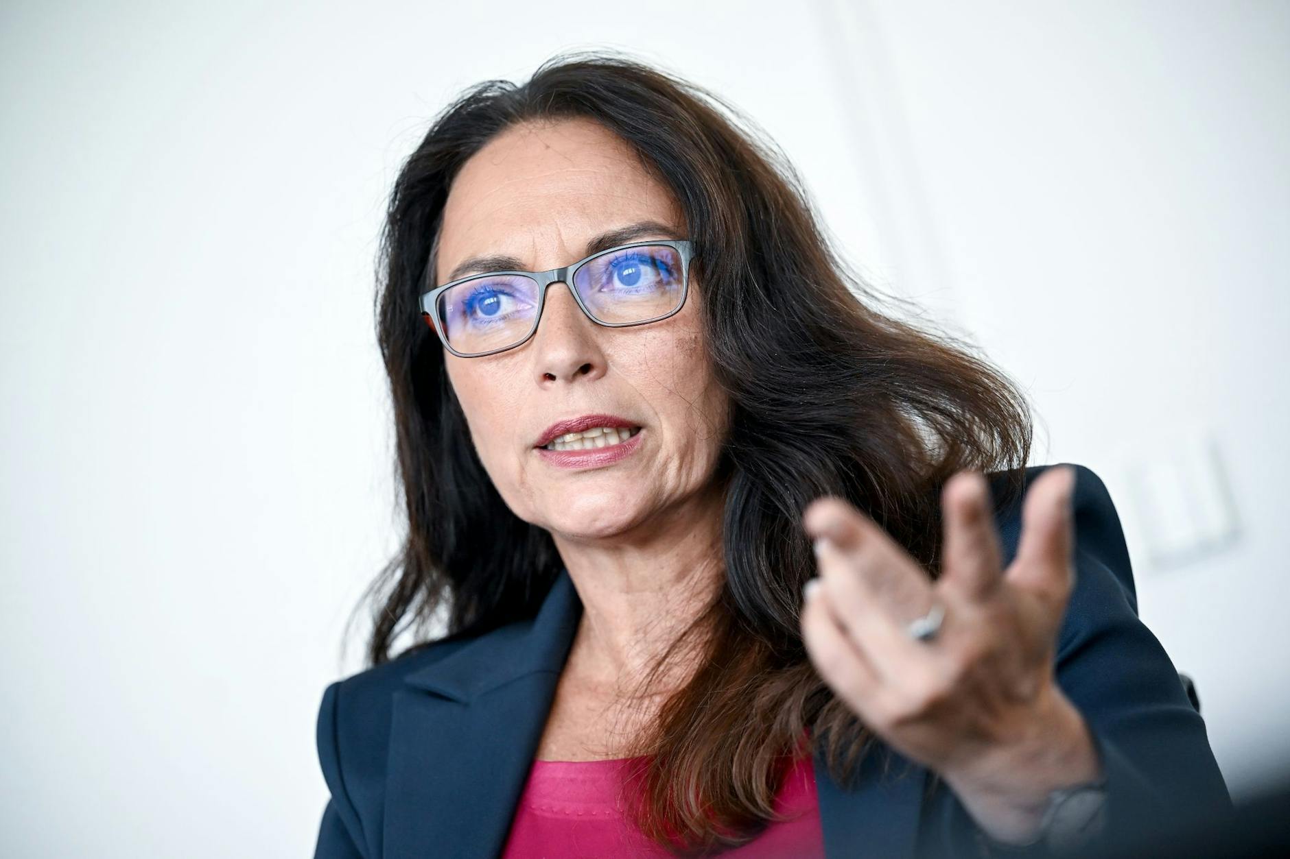 ARCHIV - Yasmin Fahimi im dpa-Interview. Die DGB-Chefin hält unmittelbare Lohnerhöhungen in Zeiten der Inflation für besonders wichtig, sieht aber auch Grenzen.