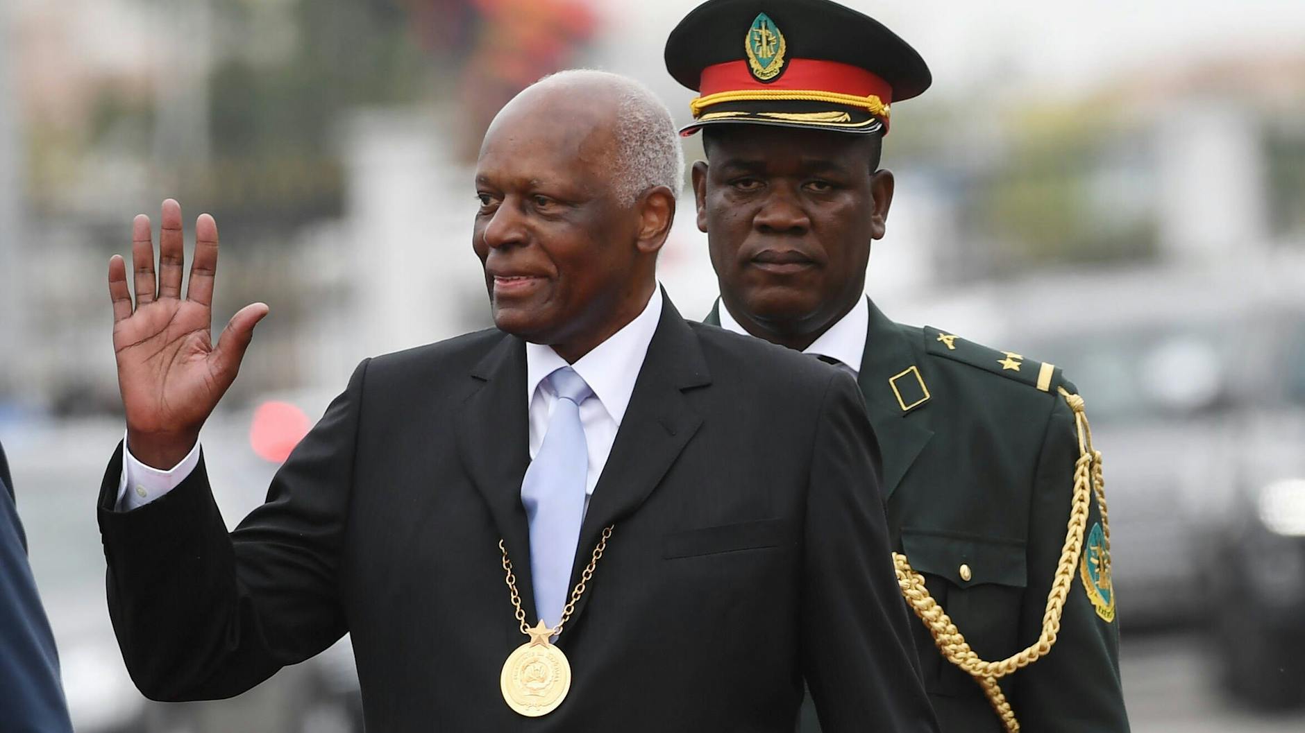 Jose Eduardo dos Santos (Vordergrund) bei der Machtübergabe an seinen Nachfolger Joao Lourenco in 2017. Jose verstarb am 8. Juli 2022.