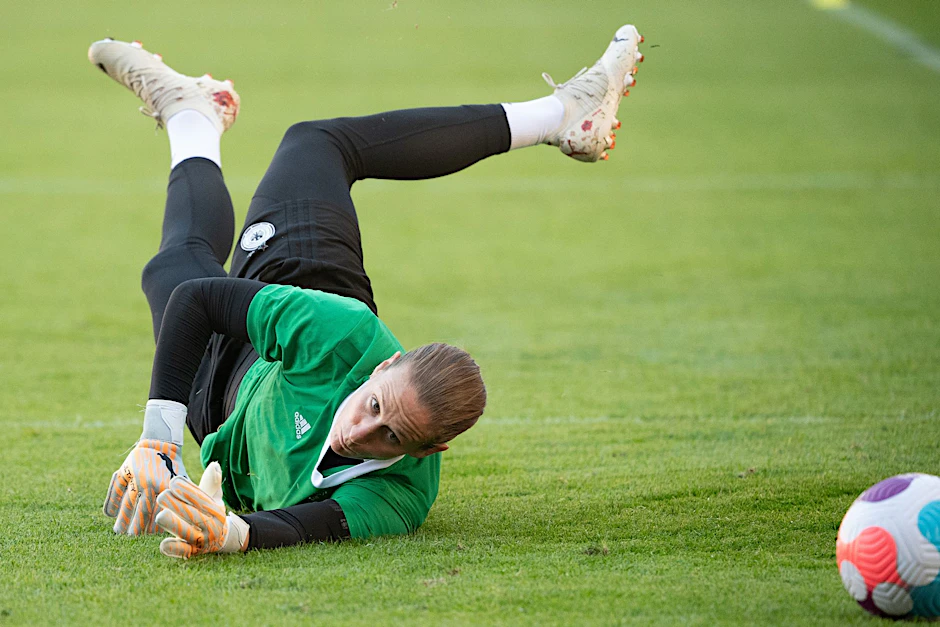 Die deutsche Fußball-Torhüterin Ann-Katrin Berger muss den Kampf gegen den Krebs erneut aufnehmen.