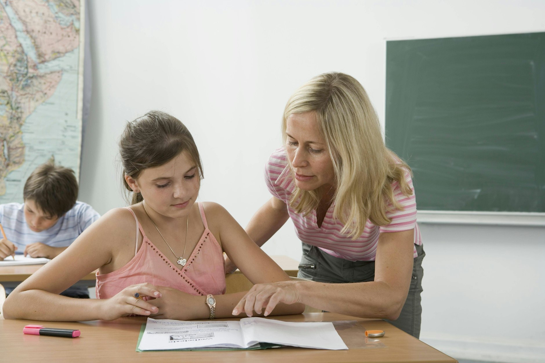 Eine Lehrerin im Gespräch mit ihrer Schülerin