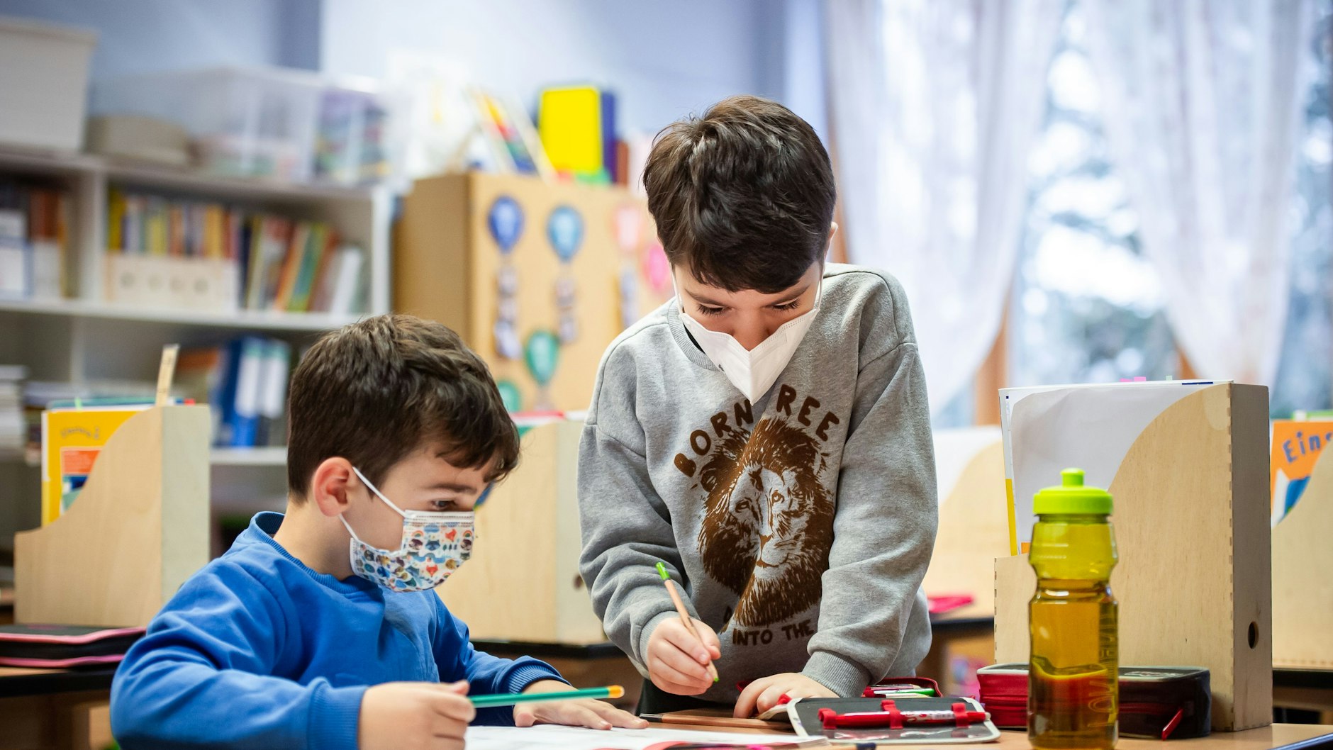 Tragen Schüler bald wieder Masken im Unterricht? Aber der 5. Klasse soll das im Herbst laut den neuen Corona-Regeln wieder möglich sein.