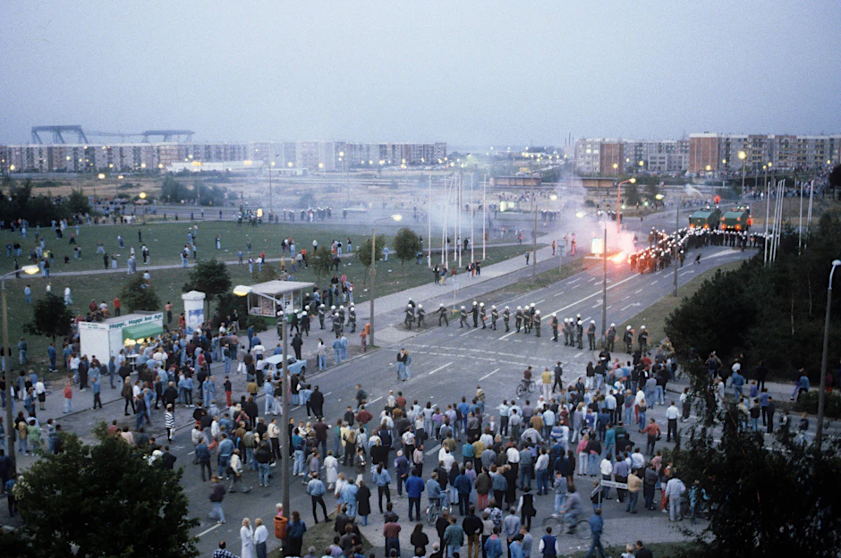 Zuschauer und Gewalttätige in den Straßen von Rostock-Lichtenhagen, 1992