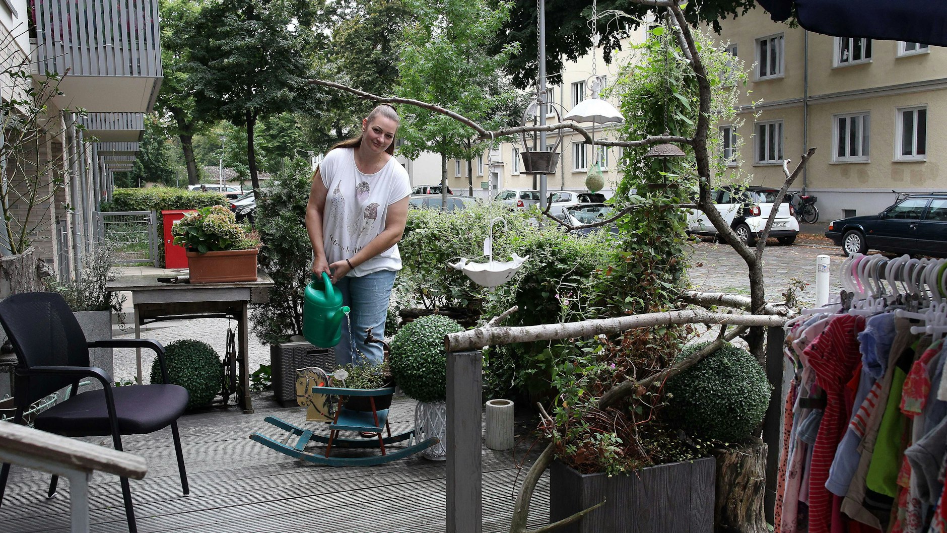 Direkt hinter der Terrasse befindet sich die Ausfahrt einer Tiefgarage. Liegt hier der Grund für den Abrissbescheid?