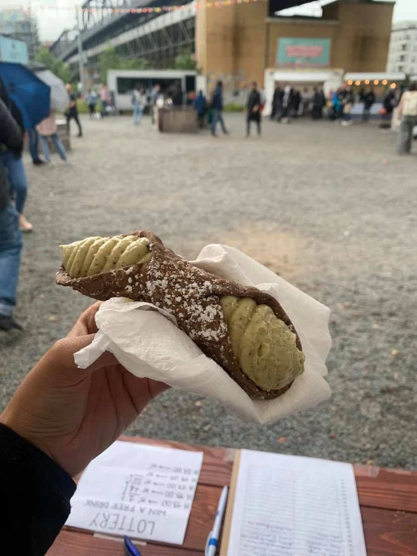 Pistazien-Cannoli – eine von vielen Spezialitäten am Gleisdreieck.
