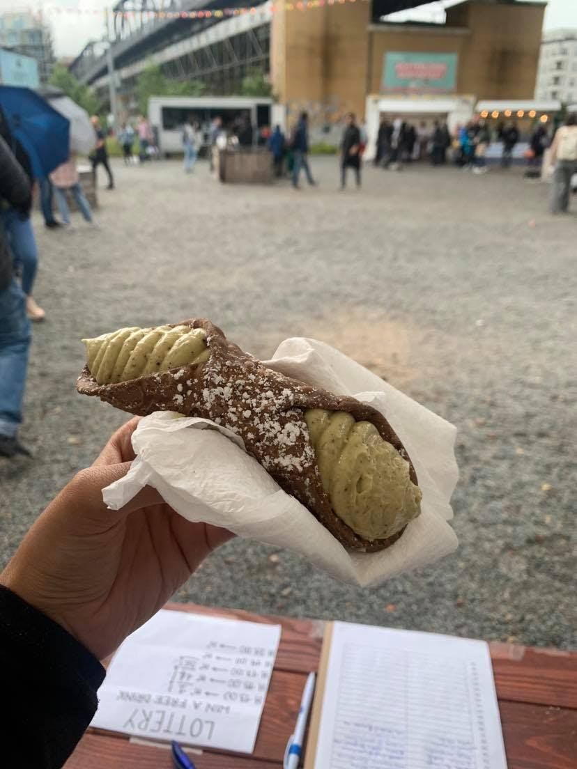 Pistazien-Cannoli – eine von vielen Spezialitäten am Gleisdreieck.