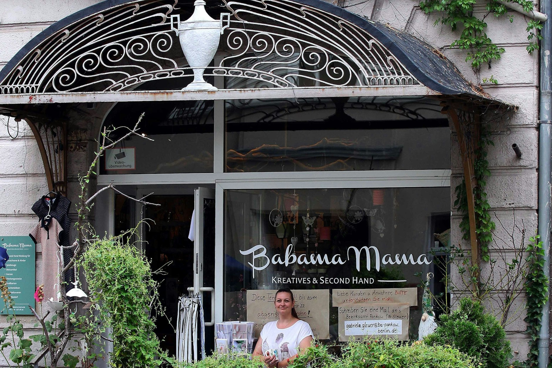 Die Inhaberin eines kleinen Second Hand Ladens in der Pankower Dietzgenstraße soll eine Terrasse vor ihrem Geschäft abreißen.