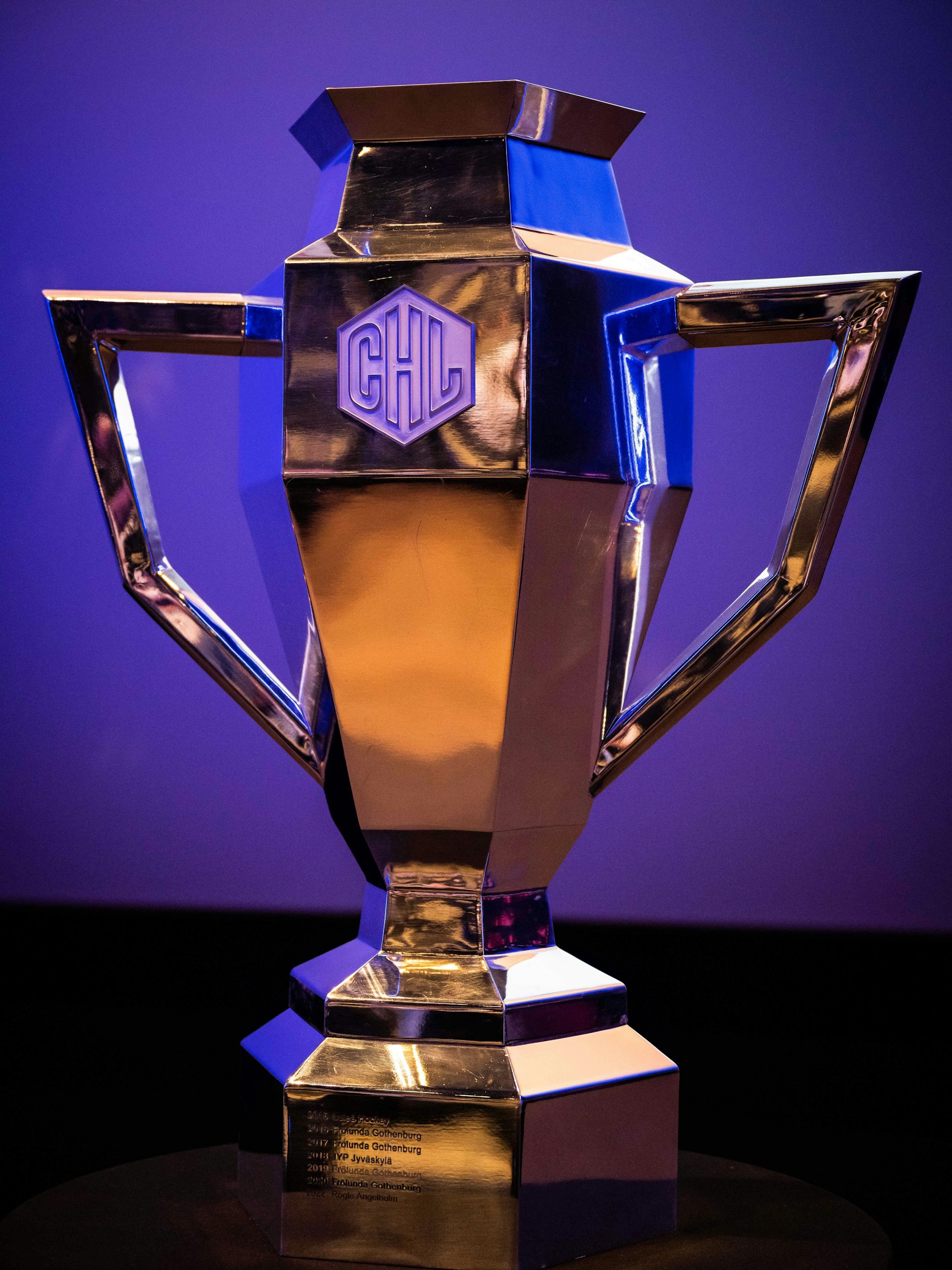 Der Pokal der Königsklasse steht&nbsp; während der Pressekonferenz schon mal in Berlin.