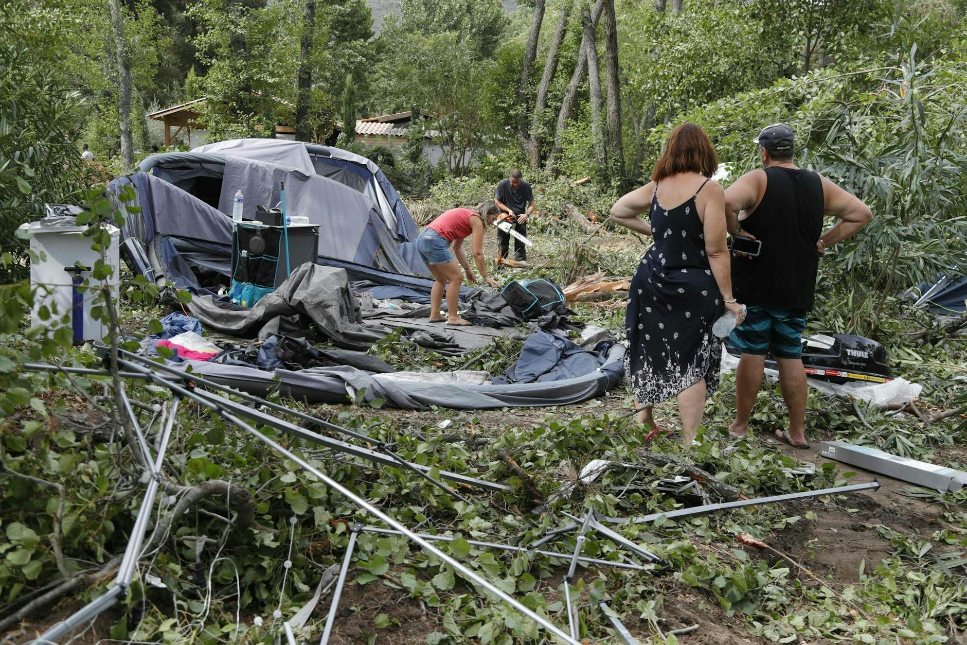 Zerstörung nach einem schweren Sturm auf einem Campingplatz auf Korsika. a