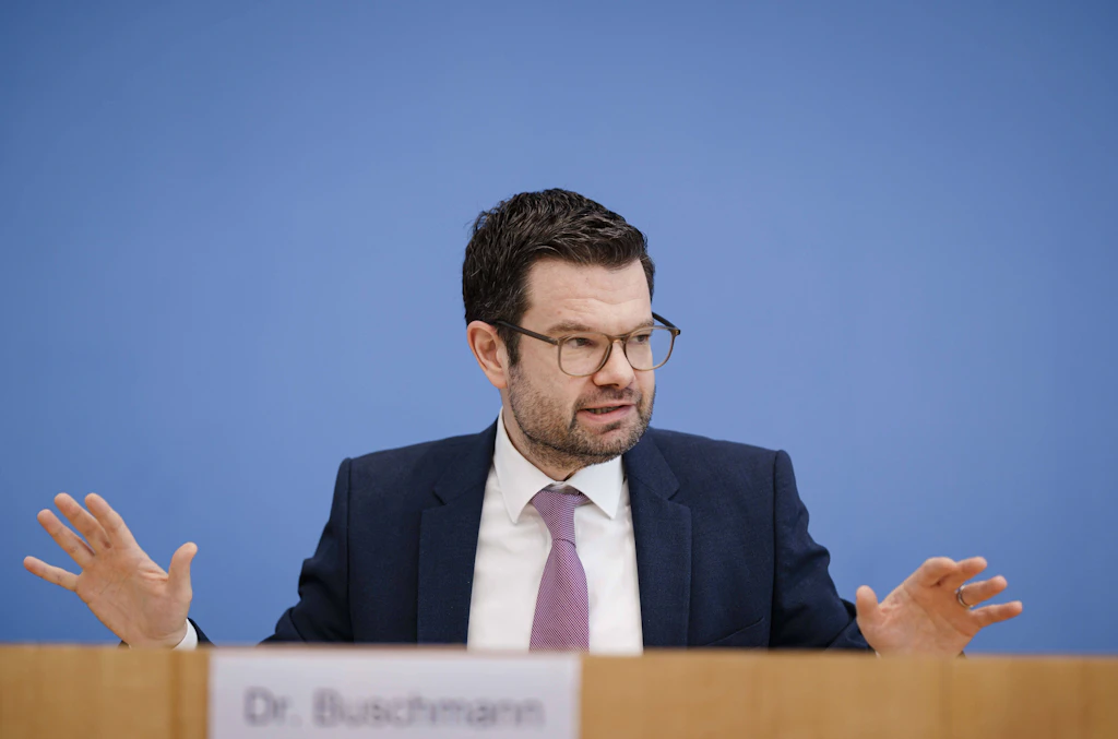 Buschmann empfiehlt: „Gleiches Recht für alle“
