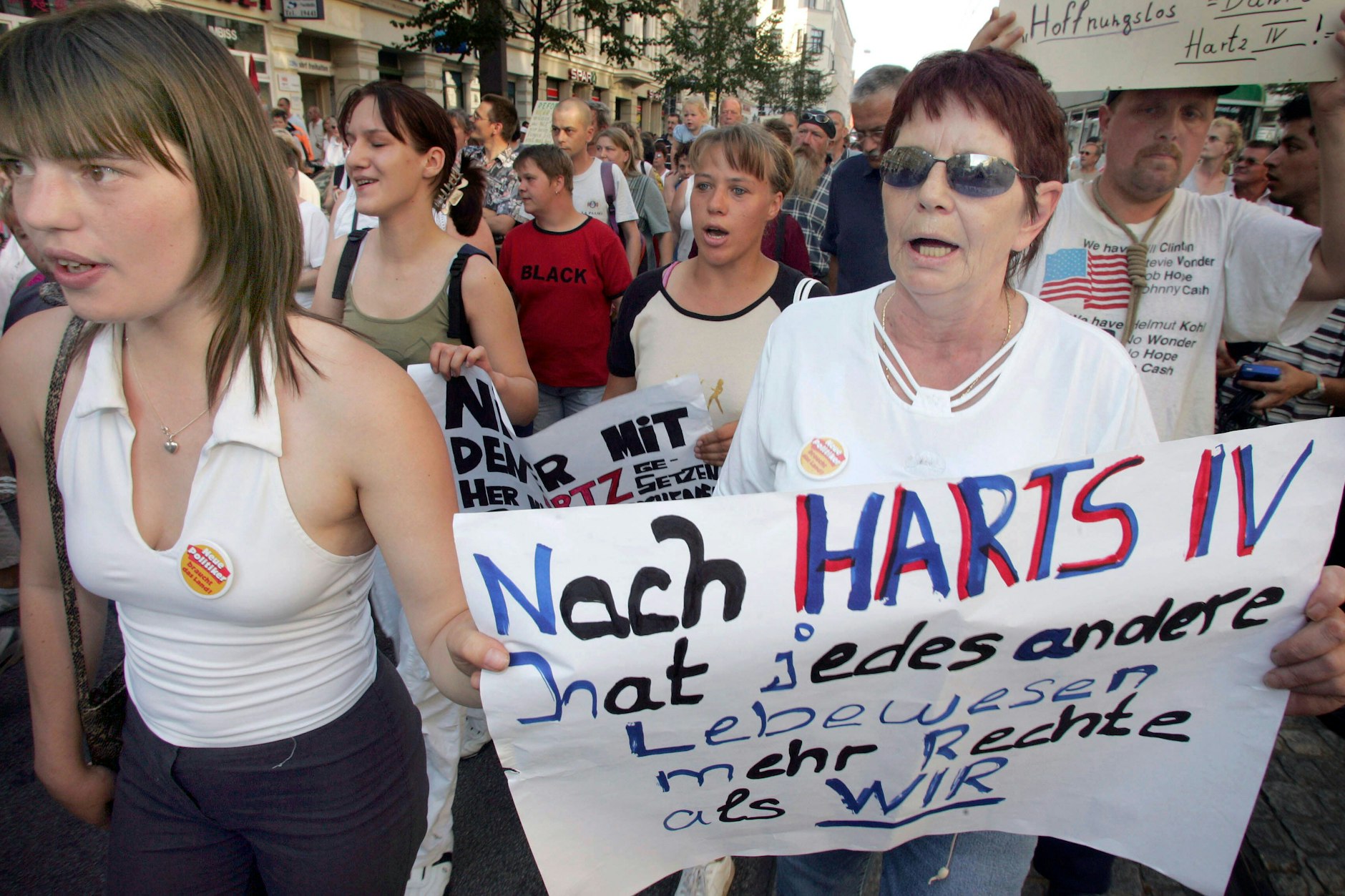 Brauchen wir neue Montagsdemos?&nbsp;Demonstranten auf der Montagsdemo gegen die Arbeitsmarktreform Hartz IV im Jahr 2004.