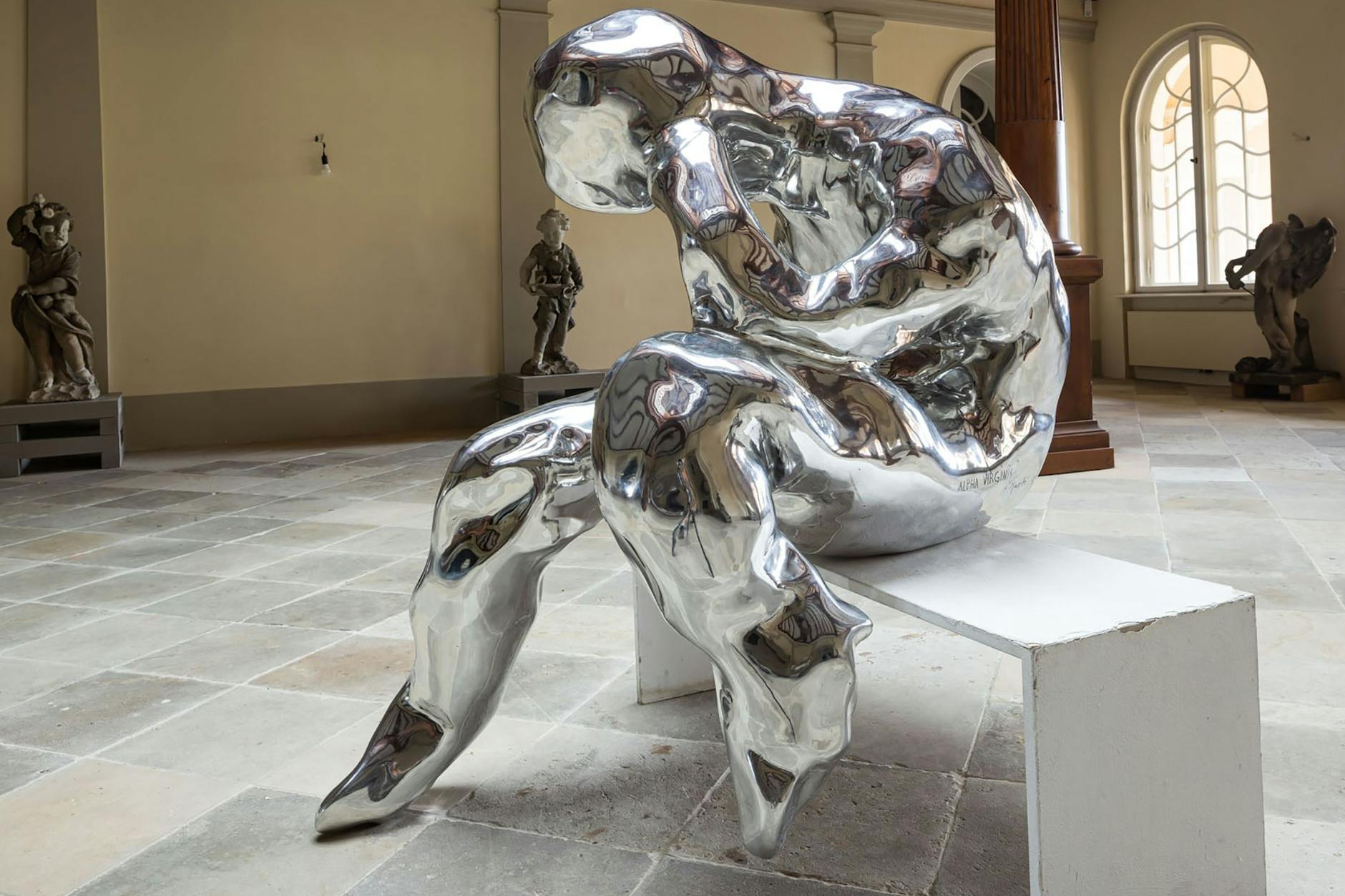 Im Atrium des Schlosses Altdöbern inmitten verwitterter barocker Sandstein-Putten aus dem Park: Francesca Martis „Dreamer“, 2021, Aluminium, poliert.