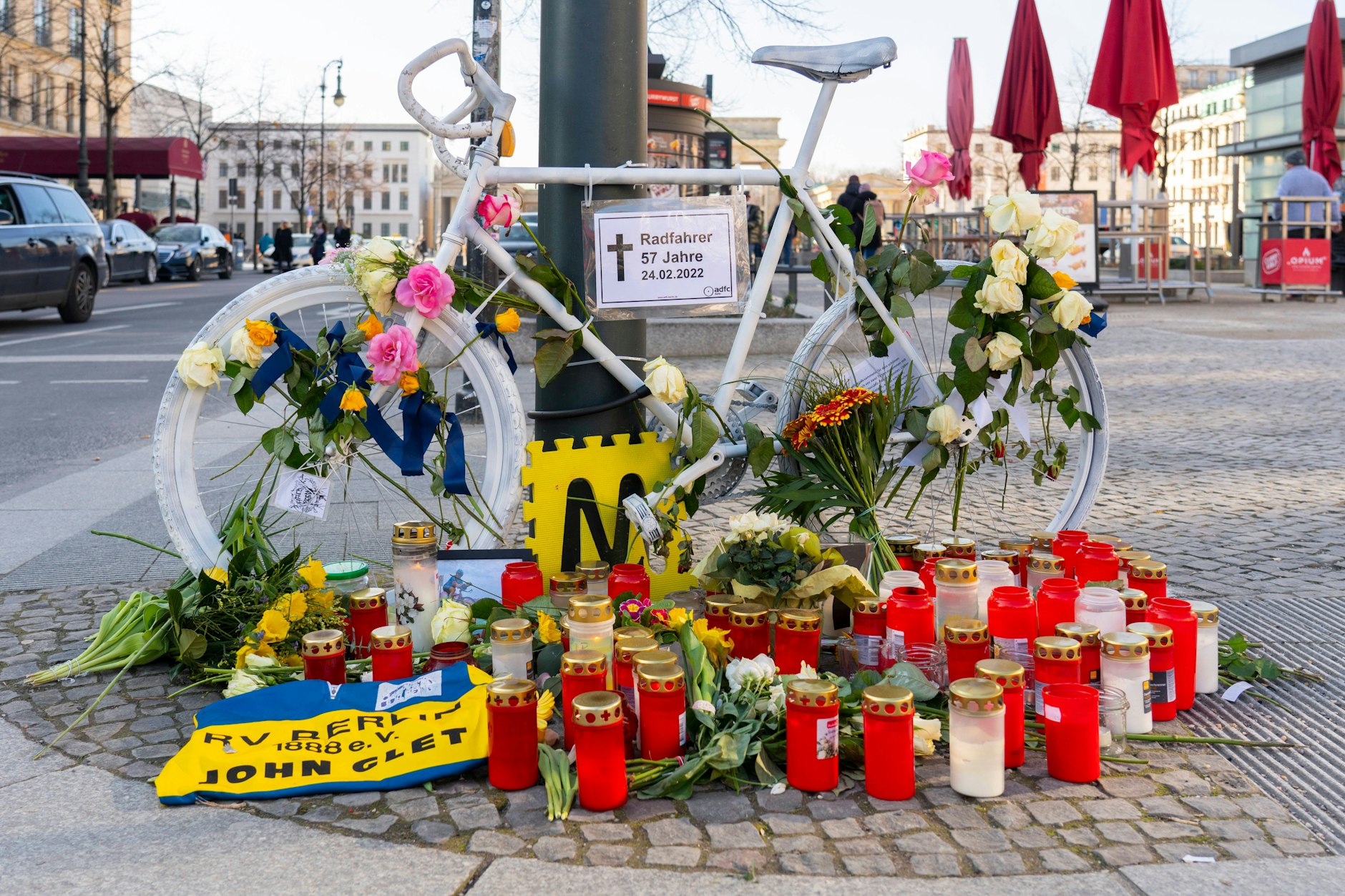 Das Geisterrad erinnert einen einen 57-jährigen Radfahrer, der am 24. Februar an der Kreuzung Unter den Linden/Wilhelmstraße tödlich verunglückte.