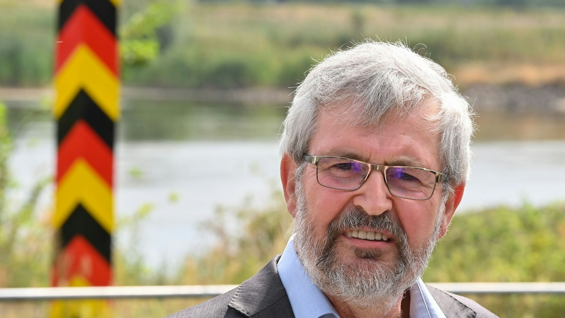 Brandenburgs Umweltminister Axel Vogel, im Hintergrund die Oder