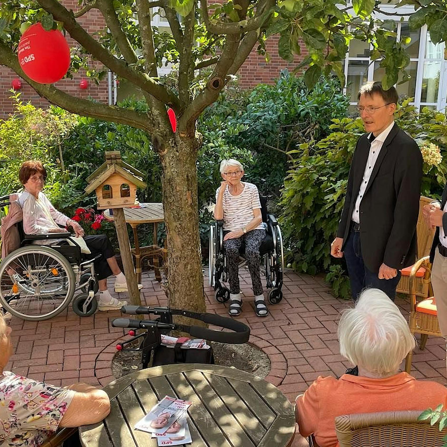 Lauterbach in Seniorenresidenz: Pflegerin schreibt Wutbrief