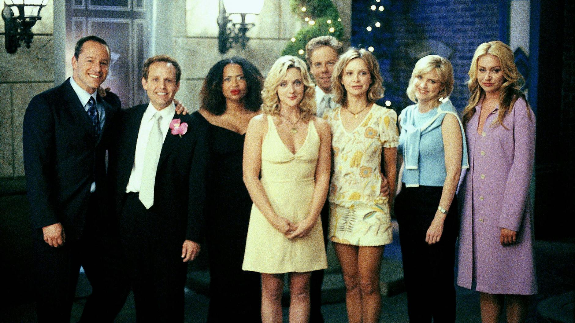 Die Darsteller der Serie „Ally McBeal“: Gil Bellows, Peter MacNicol, Lisa Nicole Carson, Jane Krakowski, Greg Germann, Calista Flockhart, Courtney Thorne-Smith und Portia de Rossi.