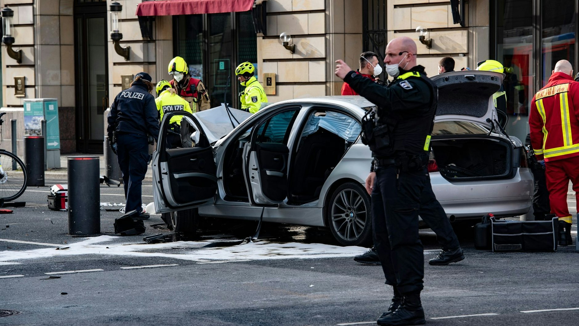 Erst die Poller der britischen Botschaft stoppten den außer Kontrolle geratenen BMW.
