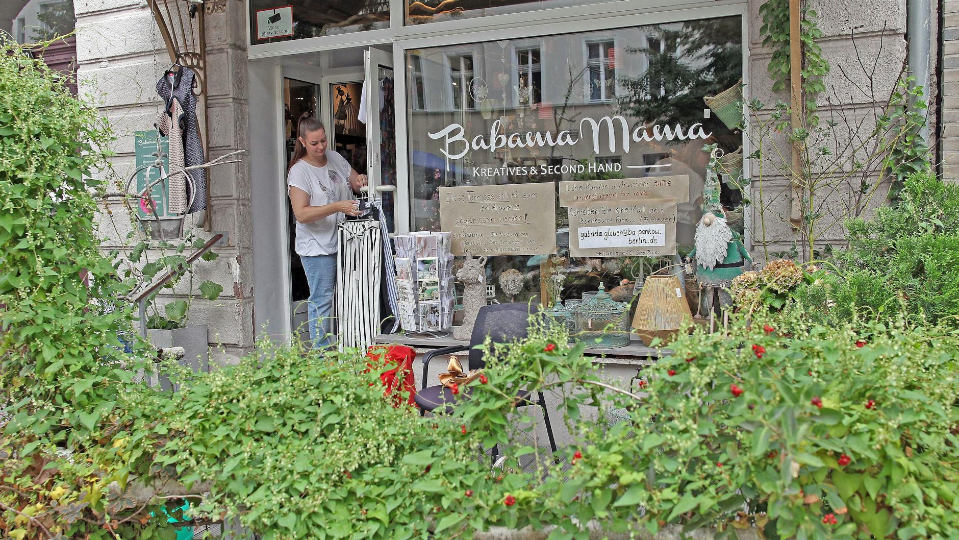 Sina Bülau wurde schon durch Corona arg gebeutelt. Nun soll auch die Terrasse vor ihrem Laden weg.
