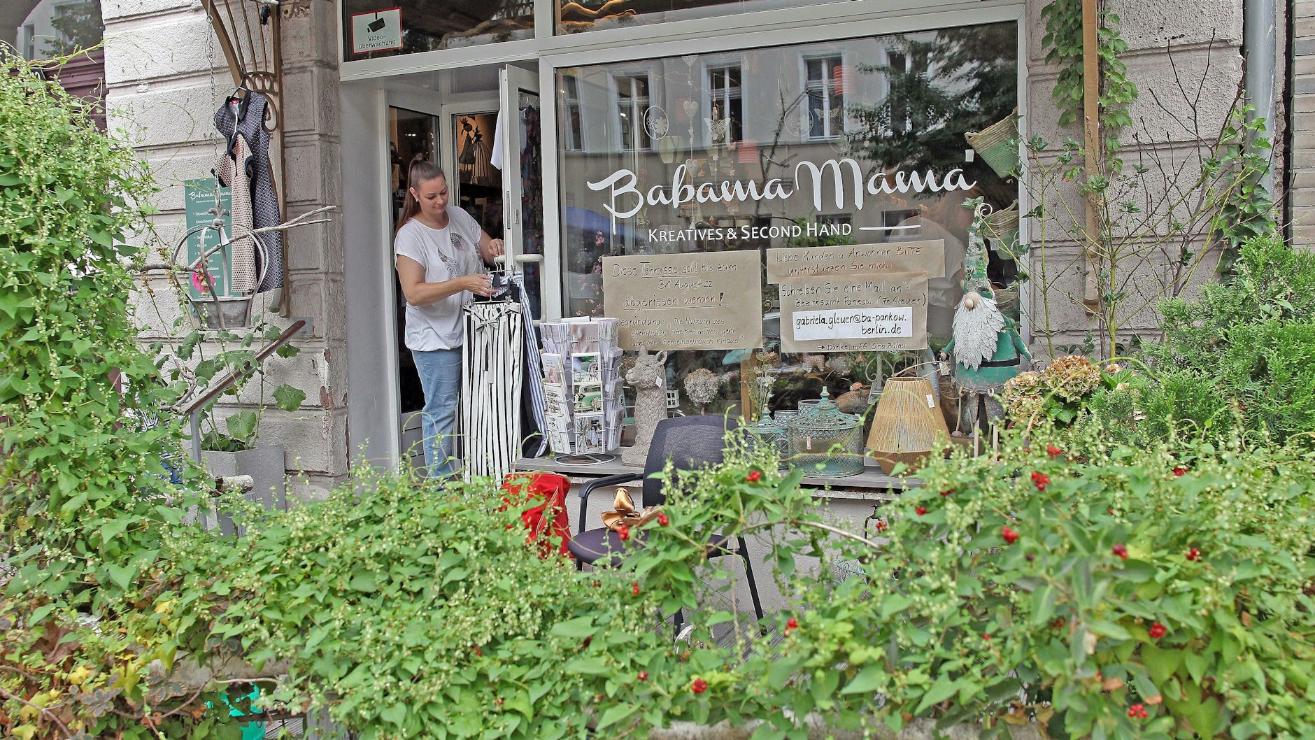Sina Bülau wurde schon durch Corona arg gebeutelt. Nun soll auch die Terrasse vor ihrem Laden weg.