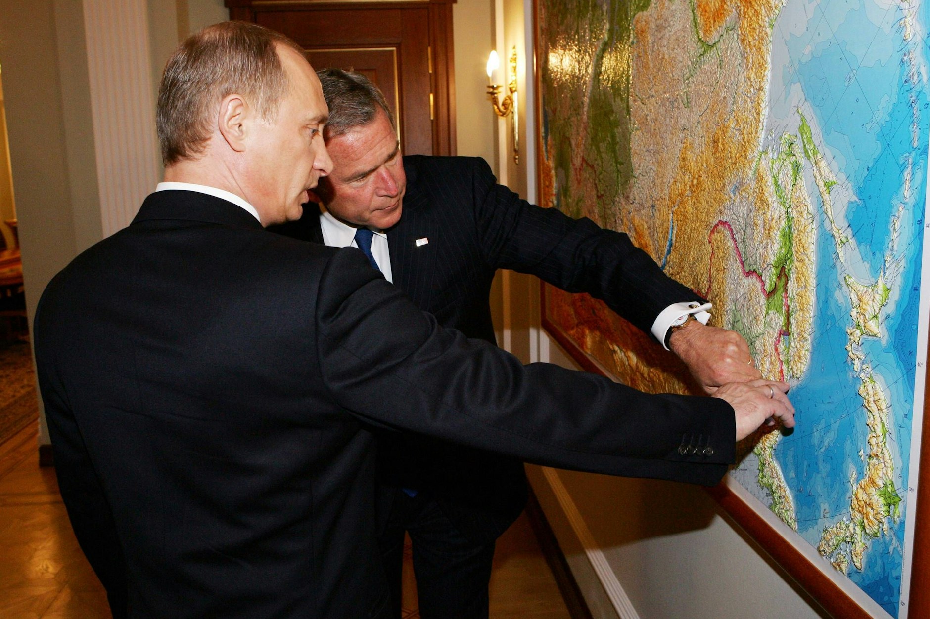 Russlands Präsident Wladimir Putin und US-Präsident George W. Bush am Rande der Feierlichkeiten zum 60. Jahrestag der Beendigung des Zweiten Weltkriegs in Moskau, 2005.