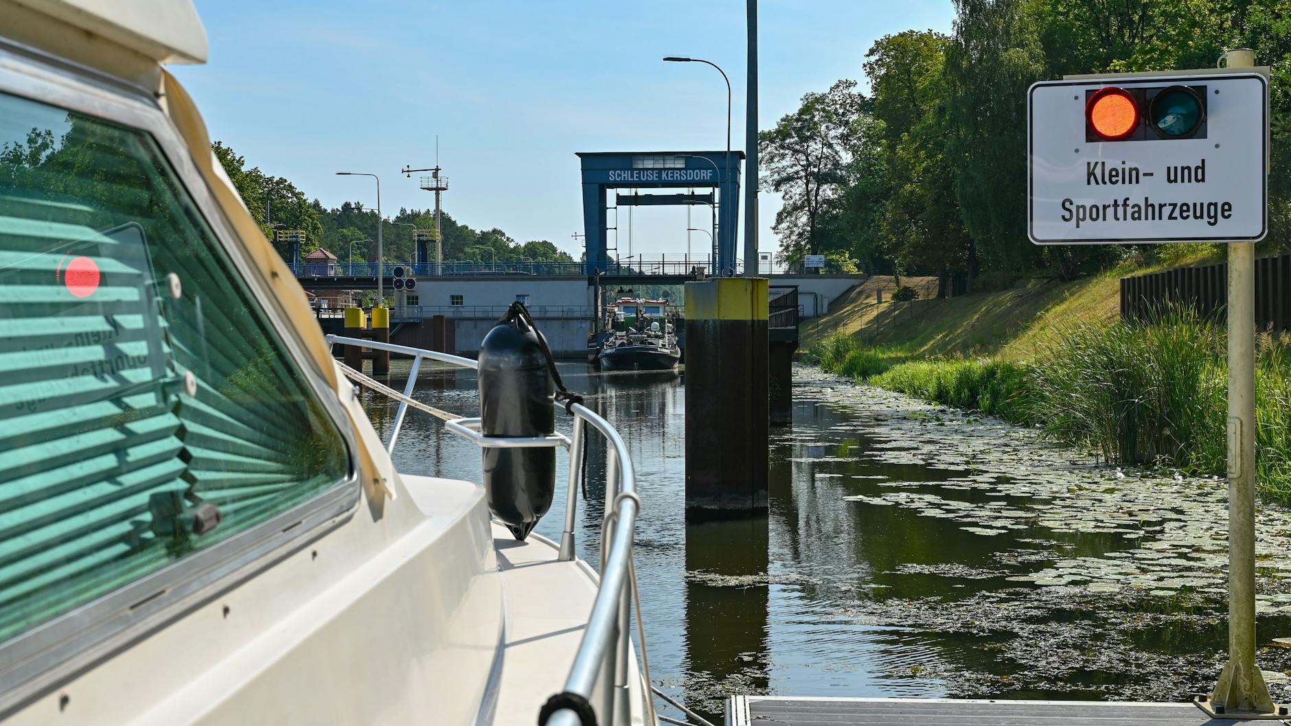 Die Ampel steht auf Rot: die geschlossene Kersdorfer Schleuse an der Einfahrt zum Oder-Spree-Kanal.