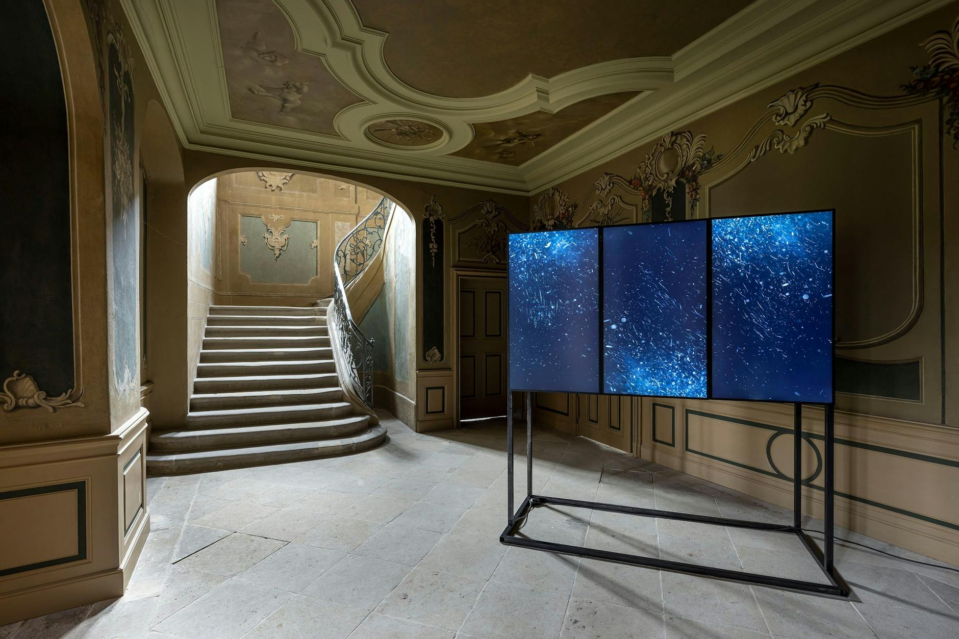 Markus Schallers kosmisch anmutende Videoinstallation „Aktom“ neben dem Aufgang zur Belletage
