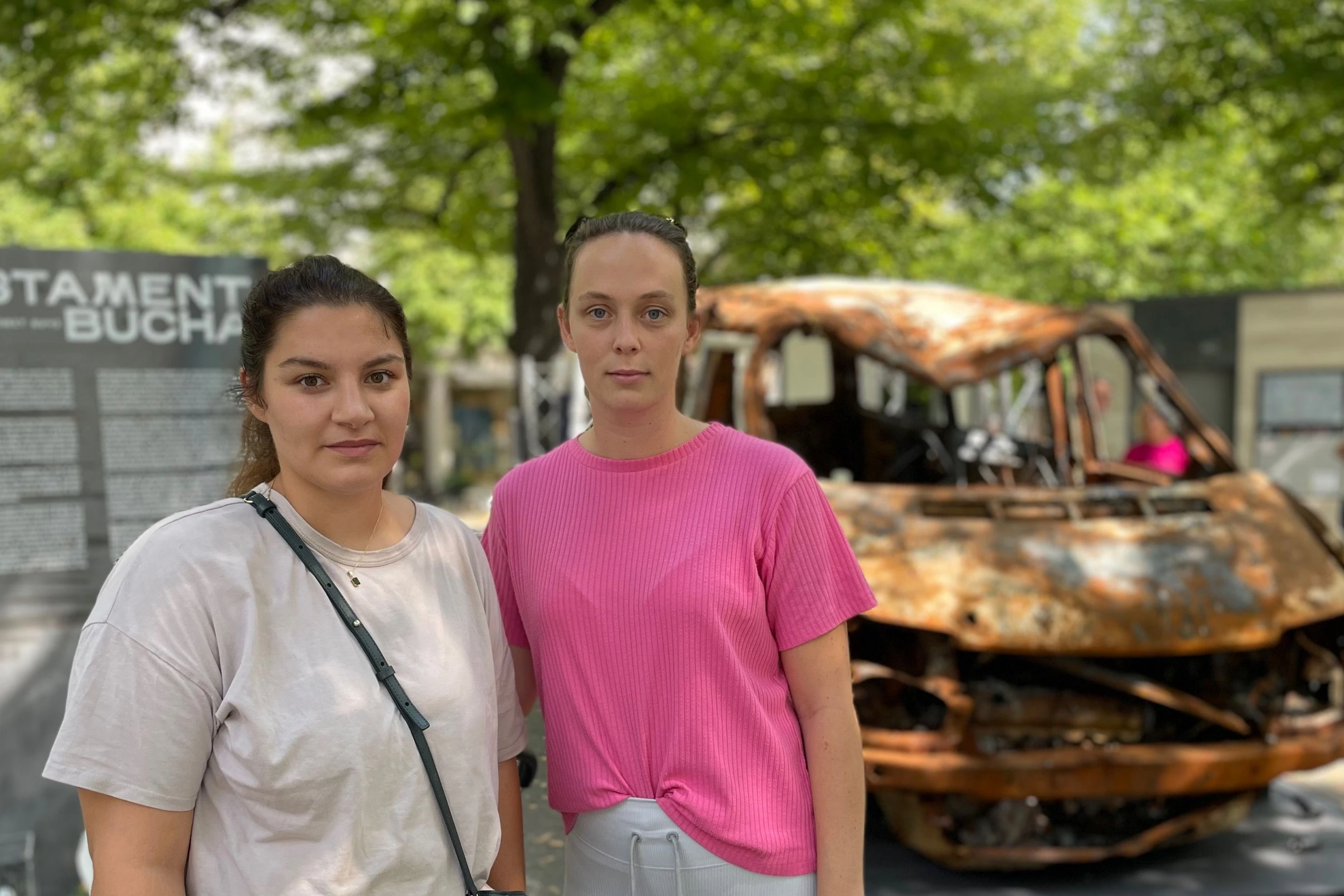 Dalia Al-Mufraji (l.) und Theresa Makowsky finden es wichtig, dass noch an die Gräueltaten im Krieg in der Ukraine erinnert wird.