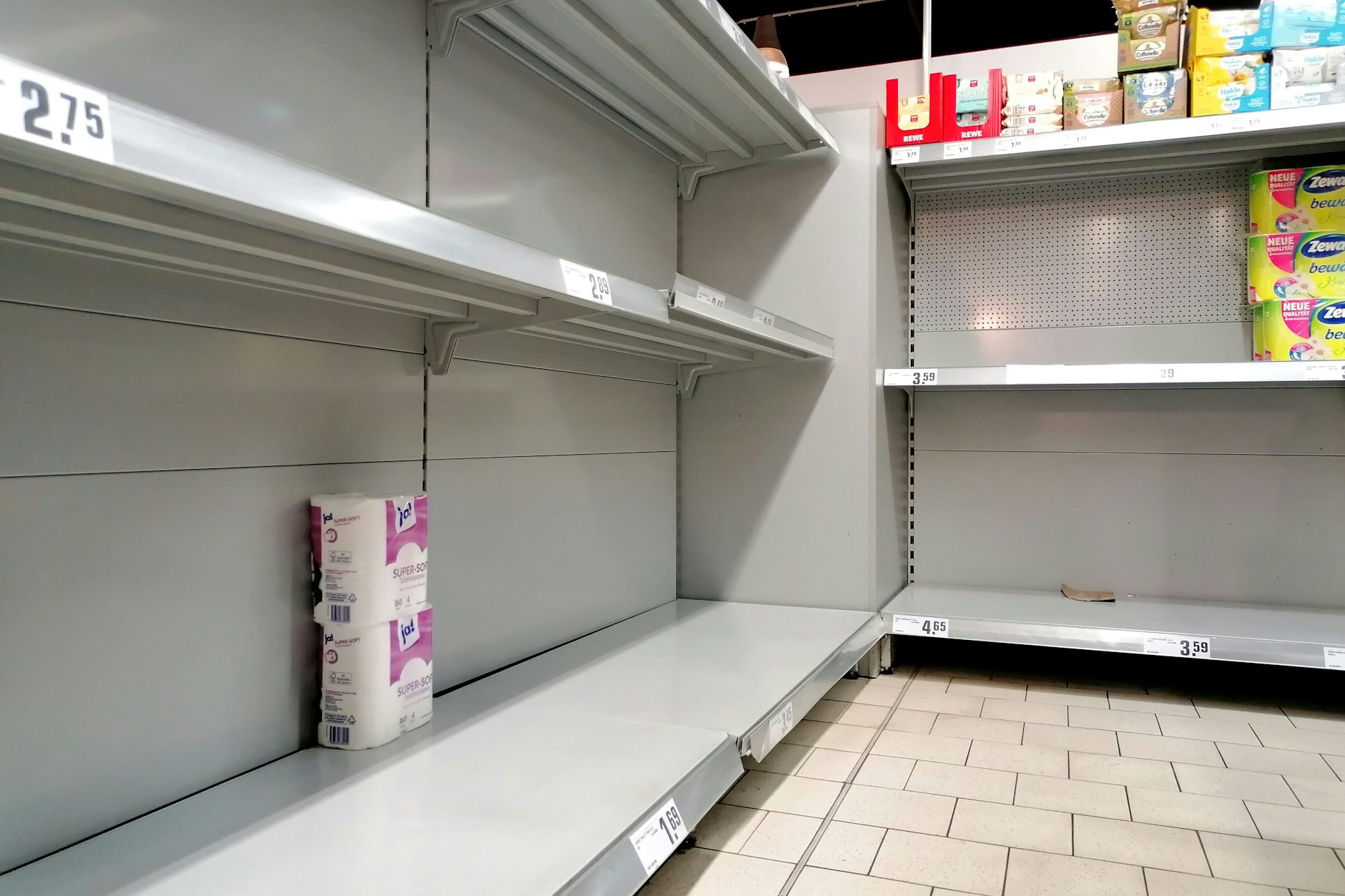 Toilettenpapier wurde in Corona-Zeiten immer mal wieder gehamstert. Angesichts der Gaskrise macht sich der Verband der Hygienepapierhersteller Sorgen um die Versorgungssicherheit. Dieses Archivbild stammt aus dem Mai 2022.