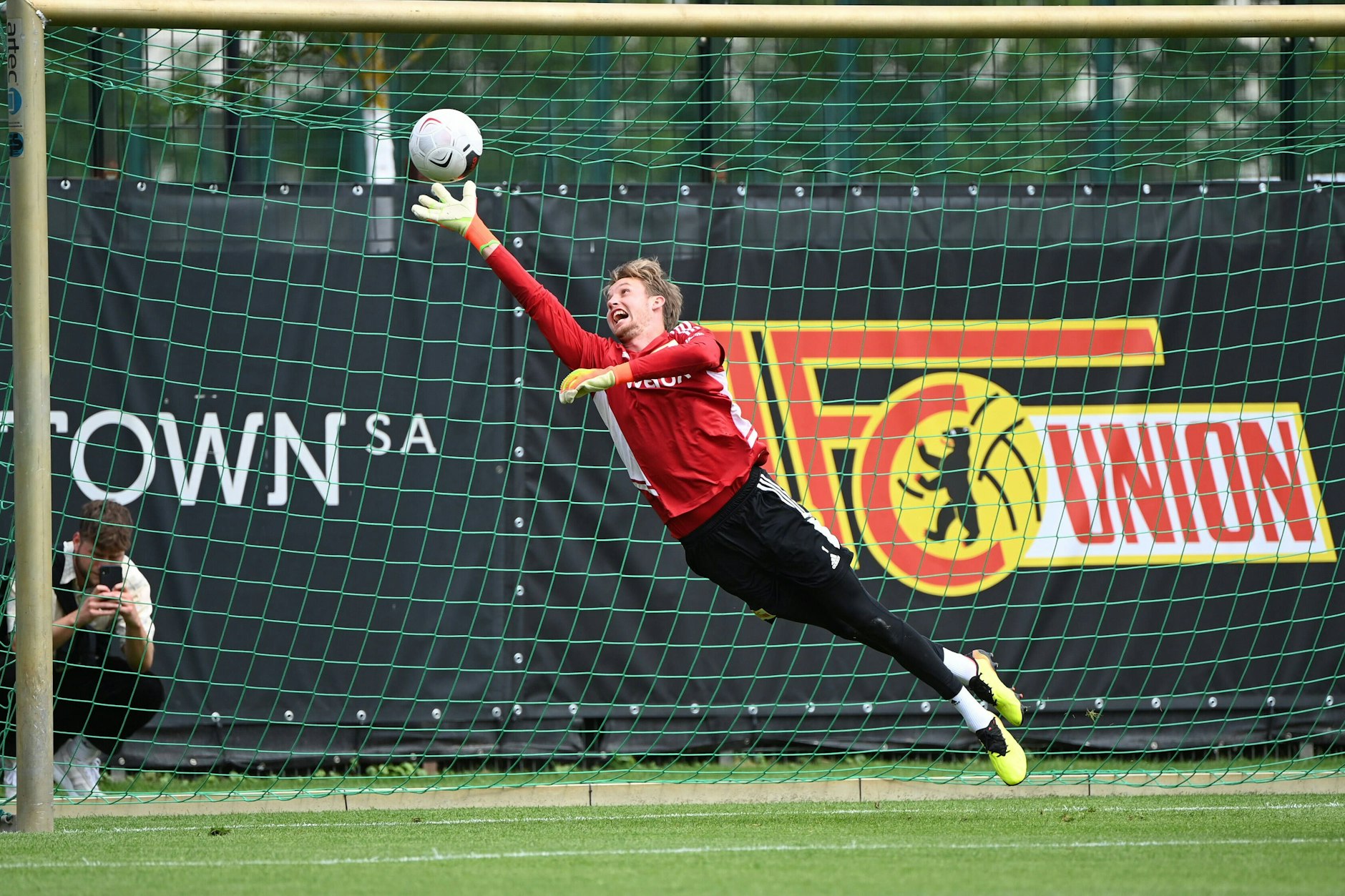 Ist es ein Vogel? Ein Flugzeugt? Nein, es ist Frederik Rönnow der beim 1. FC Union durch den Strafraum fliegt.