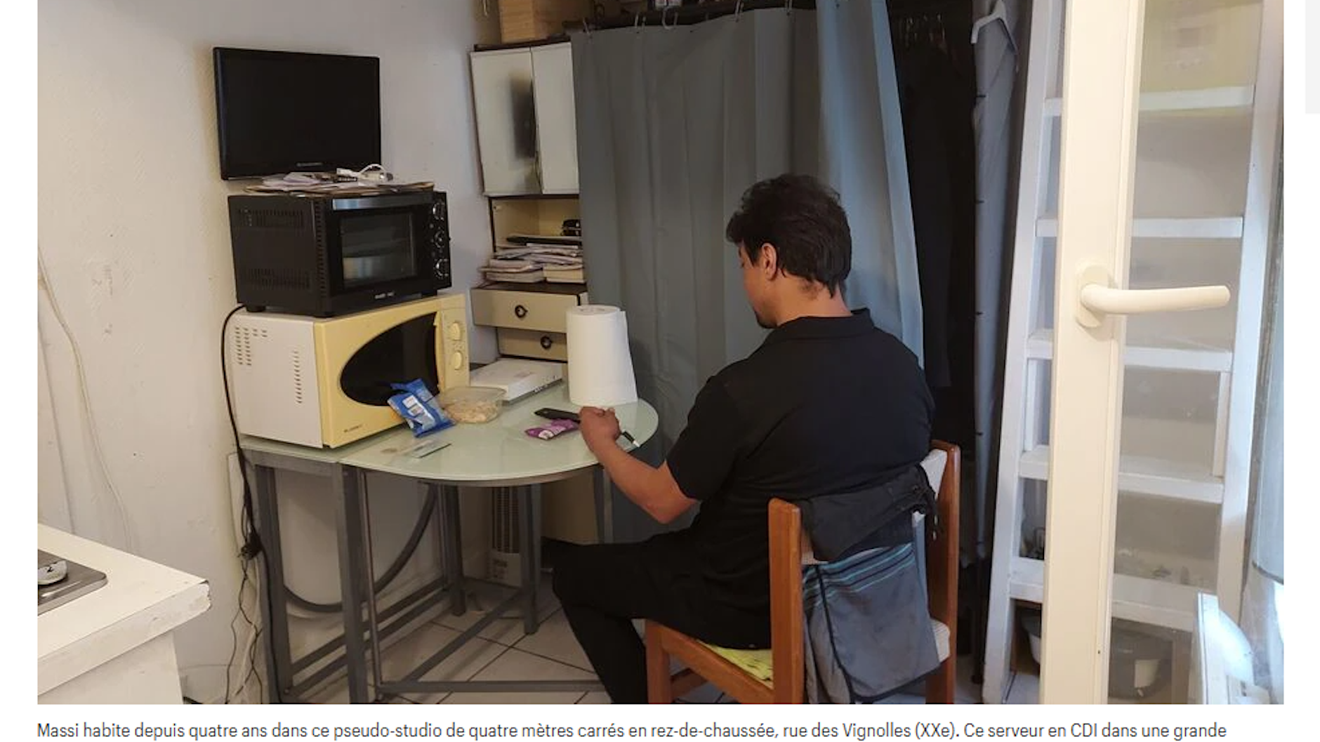 Dieser Screenshot zeigt Kellner Massi in seiner Mini-Wohnung.