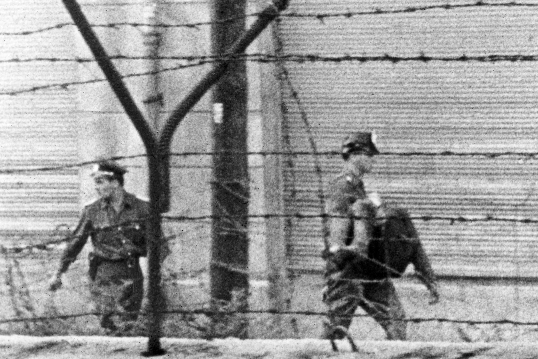 Ein DDR-Grenzsoldat trägt den toten Peter Fechter auf seinen Armen.