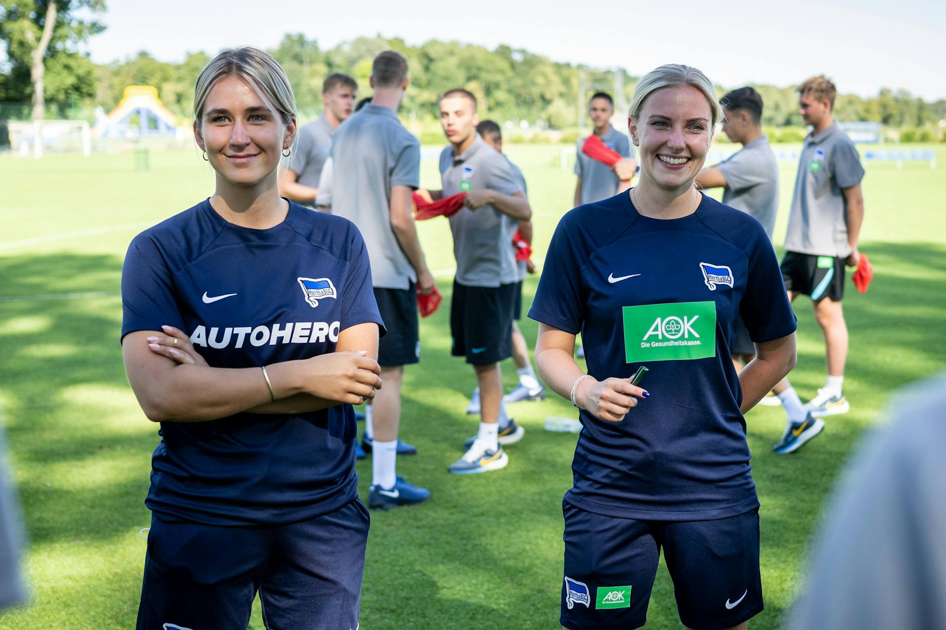 Herthas Sportpsychologinnen Selina Koch (l.) und Paula Isringhausen beim Teambuilding des U23-Teams.