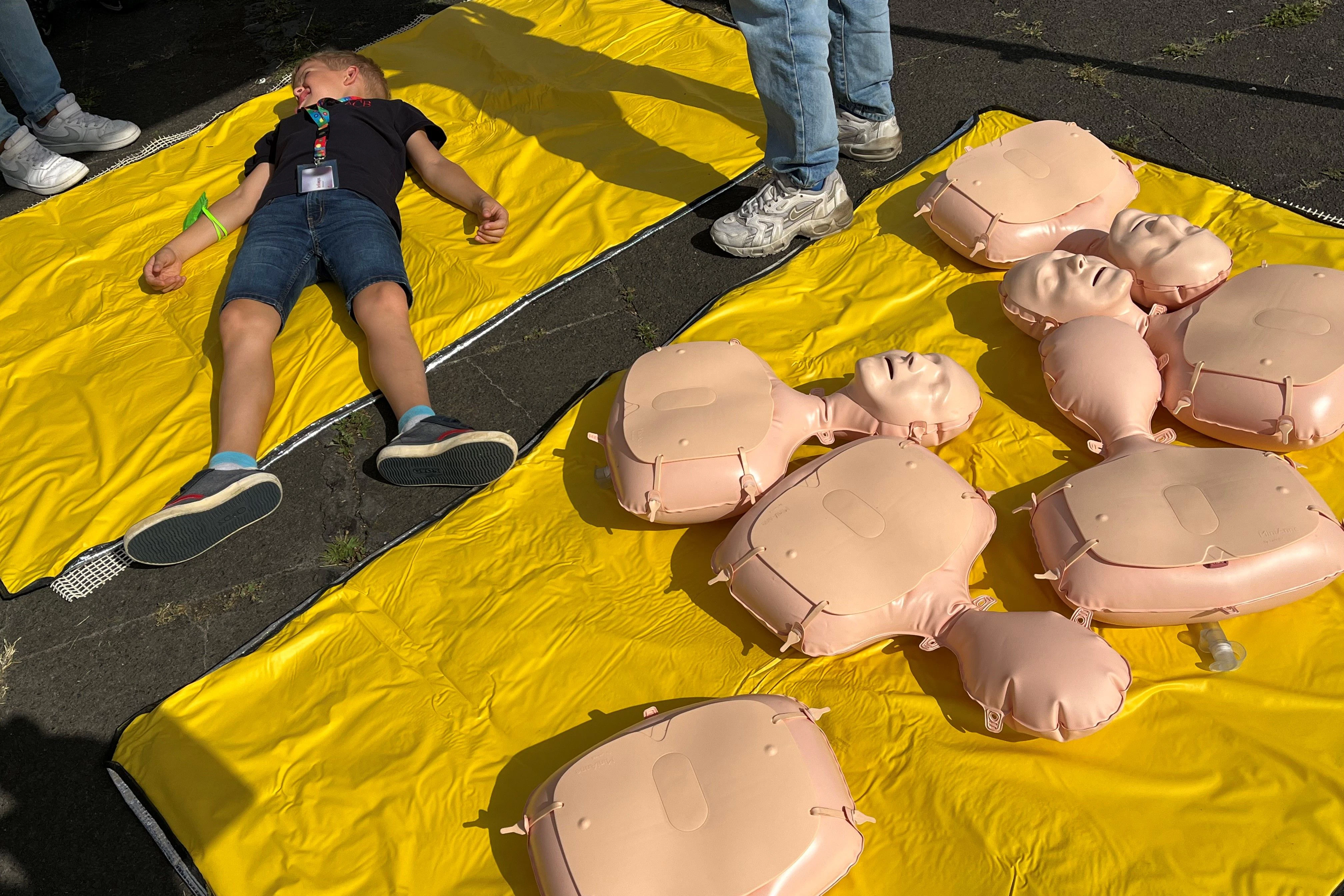 Beim Verkehrssicherheitstag konnten Kinder lernen, wie man sich um Unfallopfer kümmert. Schüler stellten sich für Übungen zur Verfügung, Reanimationspuppen lagen bereit.