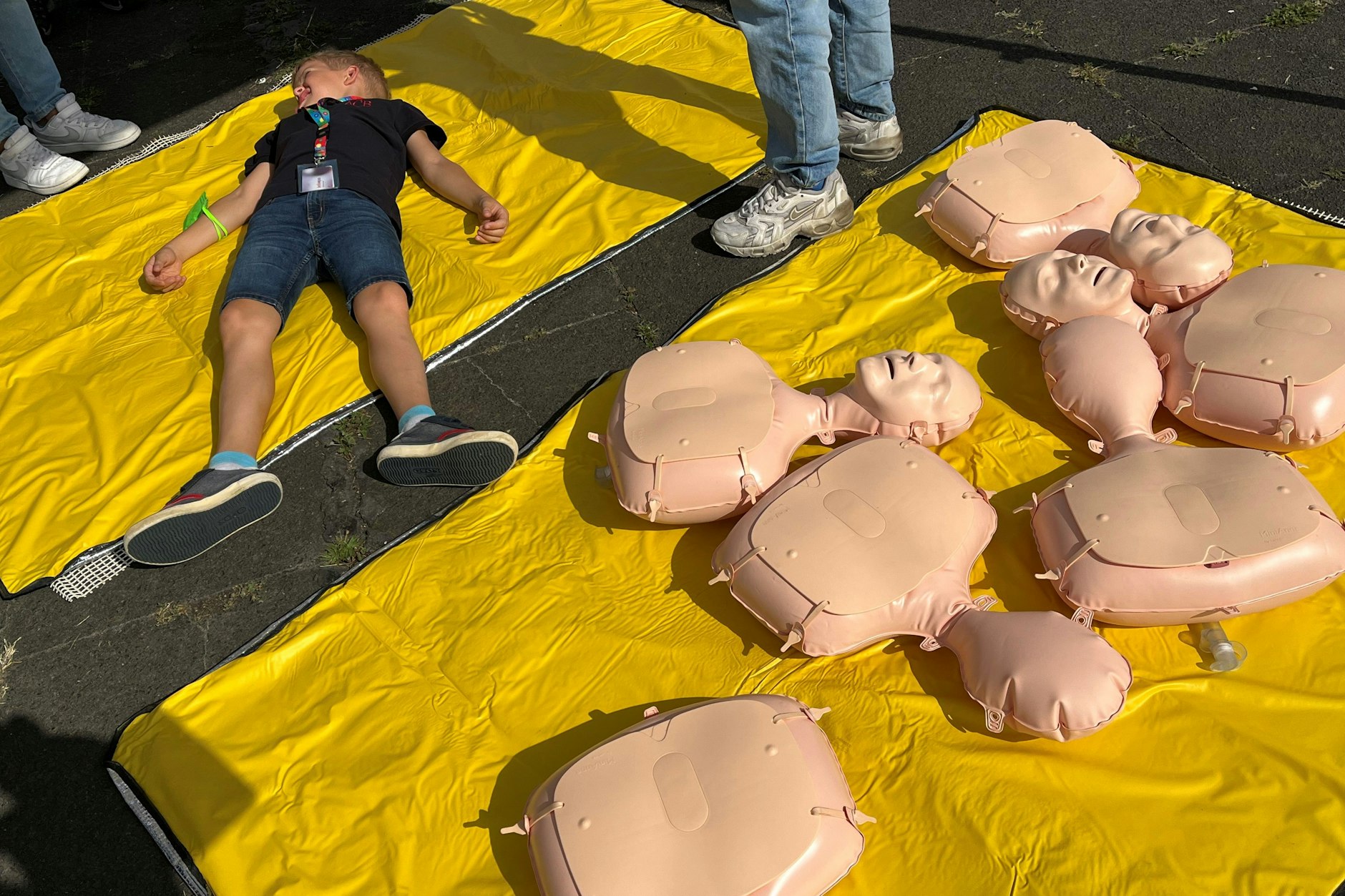 Beim Verkehrssicherheitstag konnten Kinder lernen, wie man sich um Unfallopfer kümmert. Schüler stellten sich für Übungen zur Verfügung, Reanimationspuppen lagen bereit.
