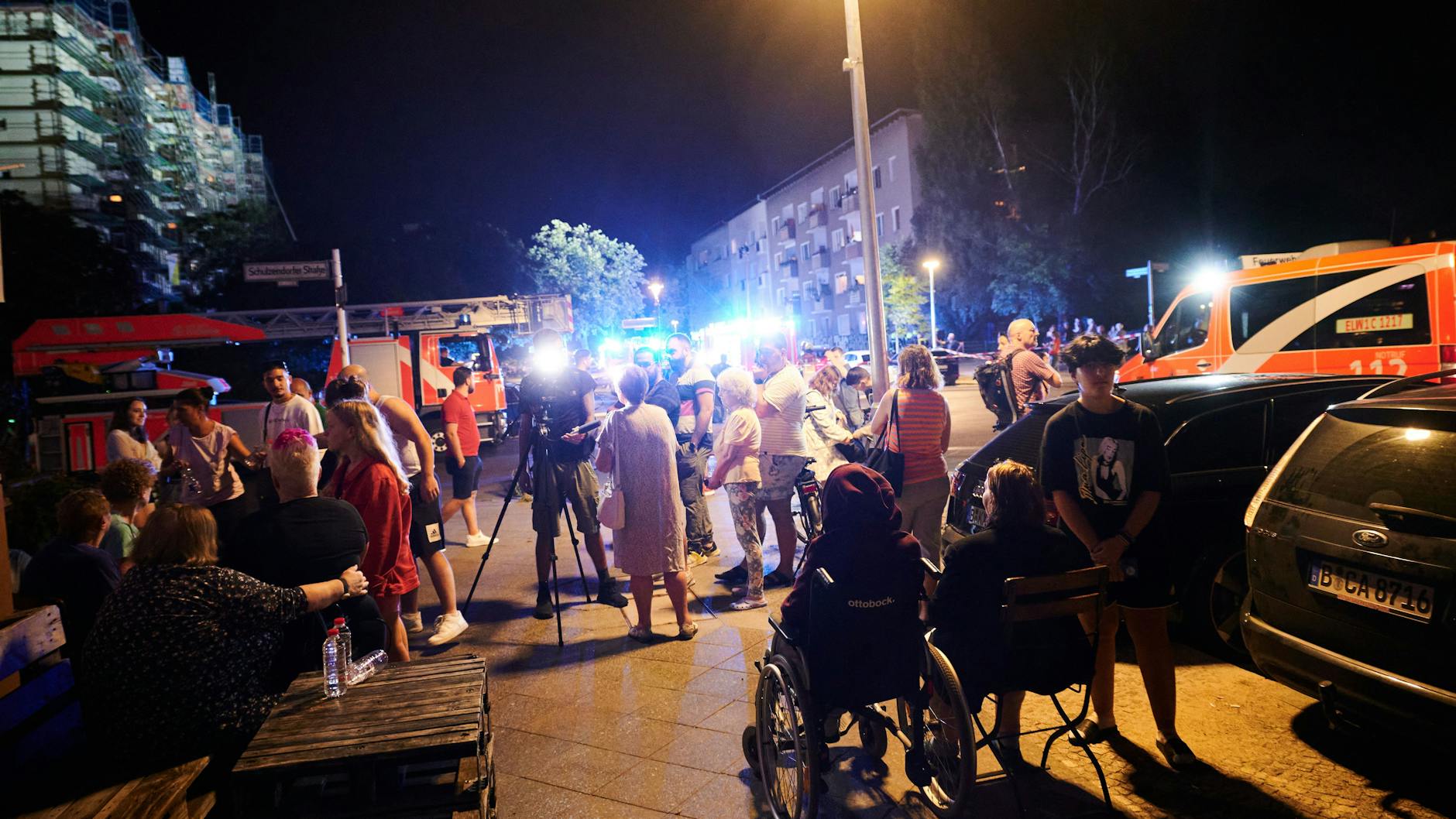 Bewohner des Hauses werden evakuiert.