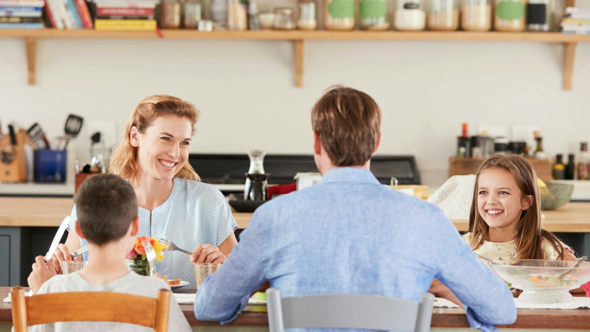 Beim Abendessen wird oft über den Tag erzählt. Mit ein paar klugen Fragen kommen mehr Antworten. 