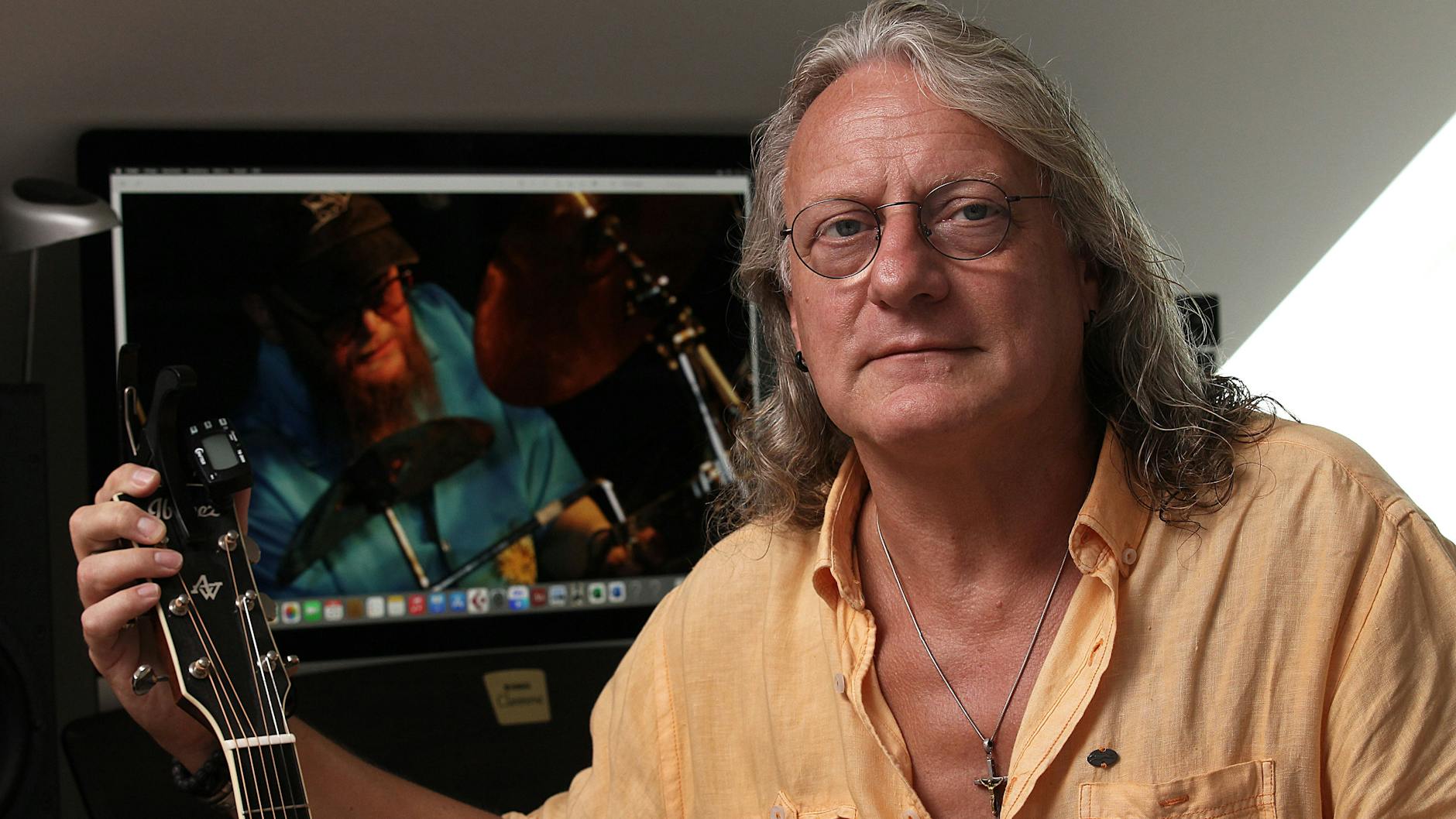 Gitarrist Frank Sültemeyer von MTS hat den letzten Wunsch von Mike Schafmeier erfüllt, der der erste Schlagzeuger von Silly war.